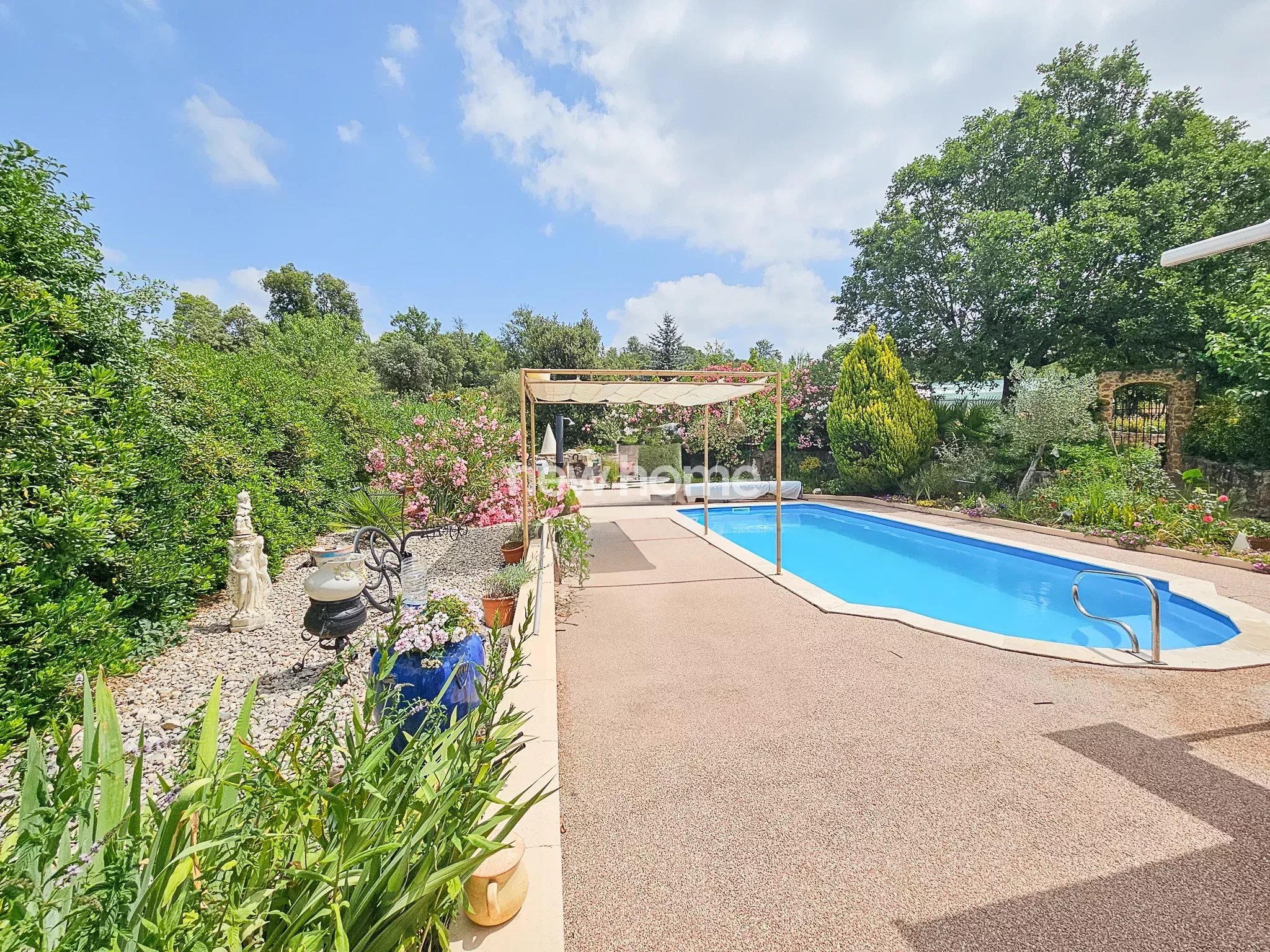 Charme authentique entre Lorgues et Draguignan : bastidon rénové avec jardin arboré et piscine
