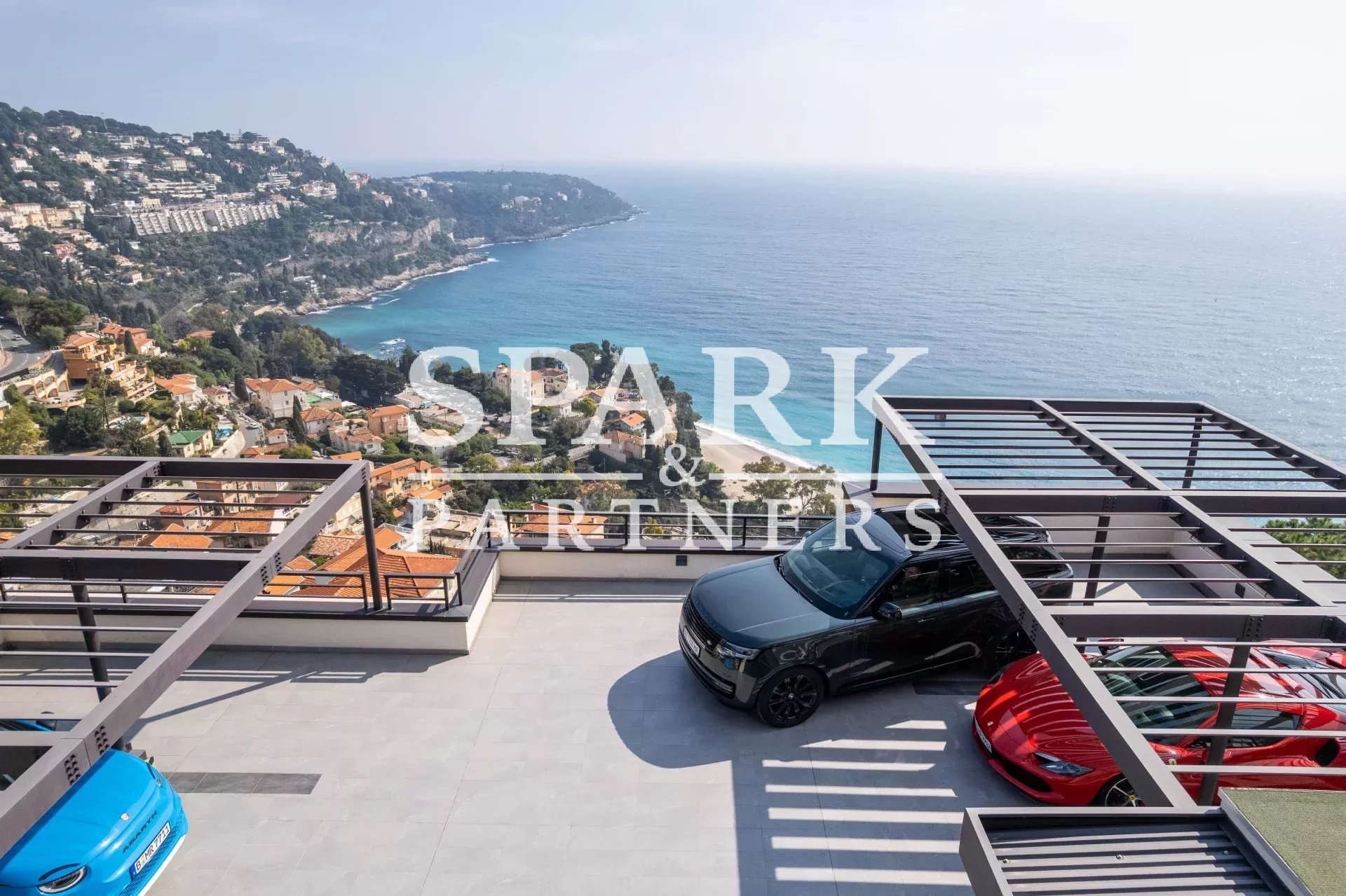 Villa contemporaine neuve avec vue panoramique sur la mer