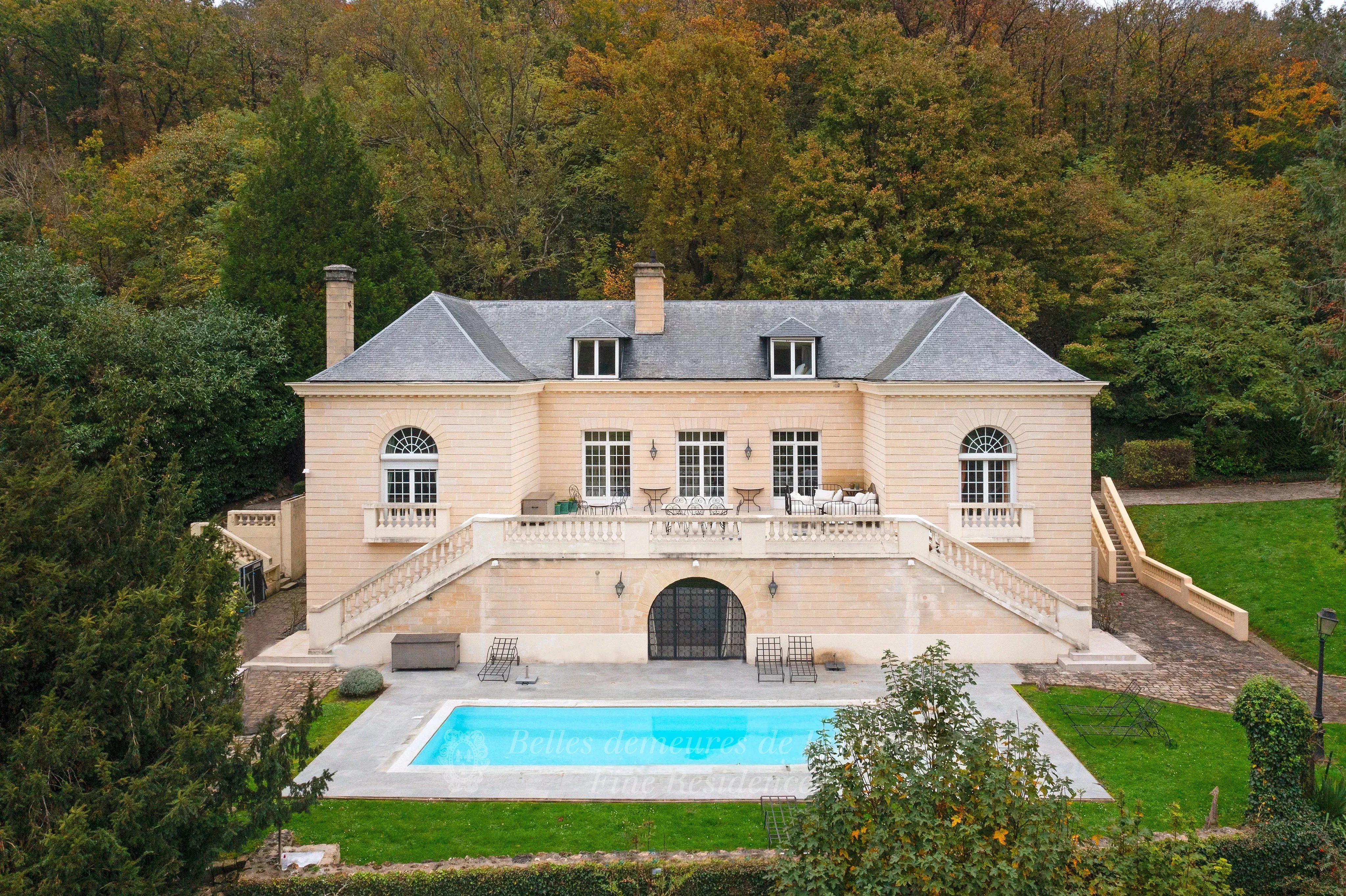 15 minutes from Versailles – An elegant property set in 3400 sqm of leafy grounds. With a swimming pool and an annex.