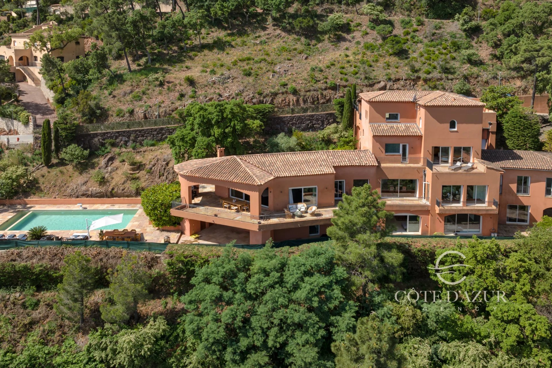 Exceptional property with panoramic sea views 4
