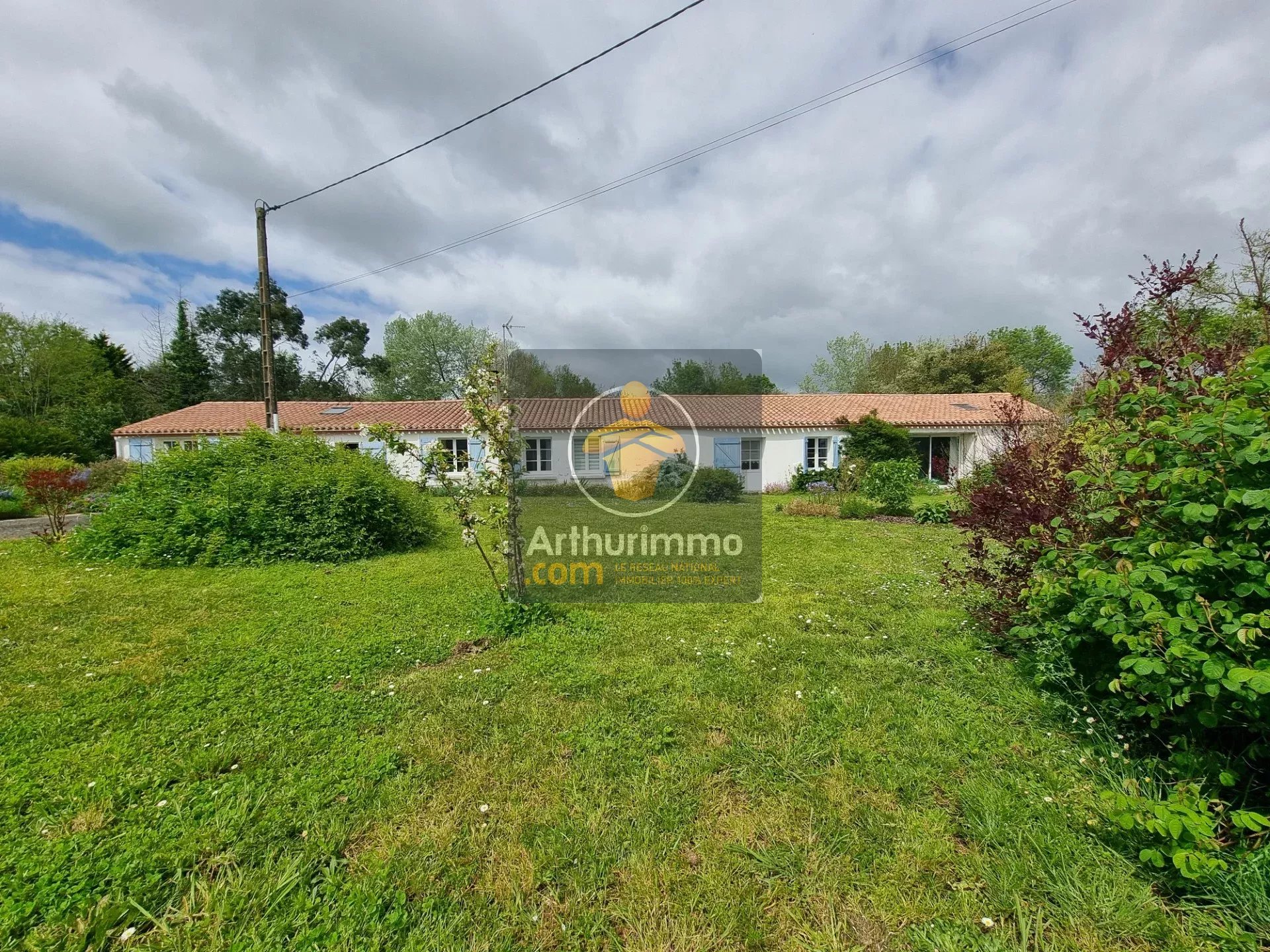 Bois de Céné Longère en pierre de 197m² + dépendances avec 8000m²