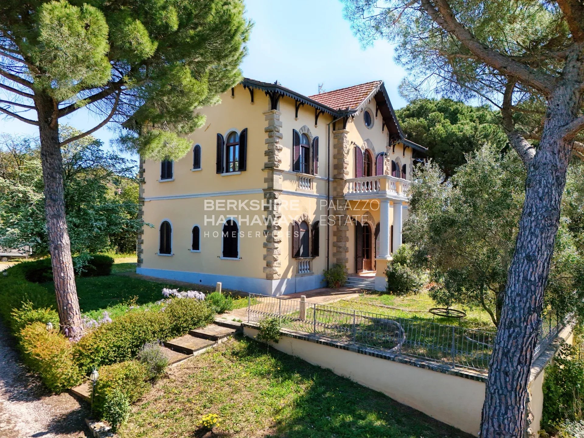 Elegante Villa d'Epoca con Vista Mare e Piscina a Riparbella