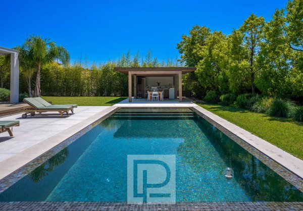 Elegant Contemporary Villa in a Peaceful Residential Setting, Walking Distance to Amenities — photo 3