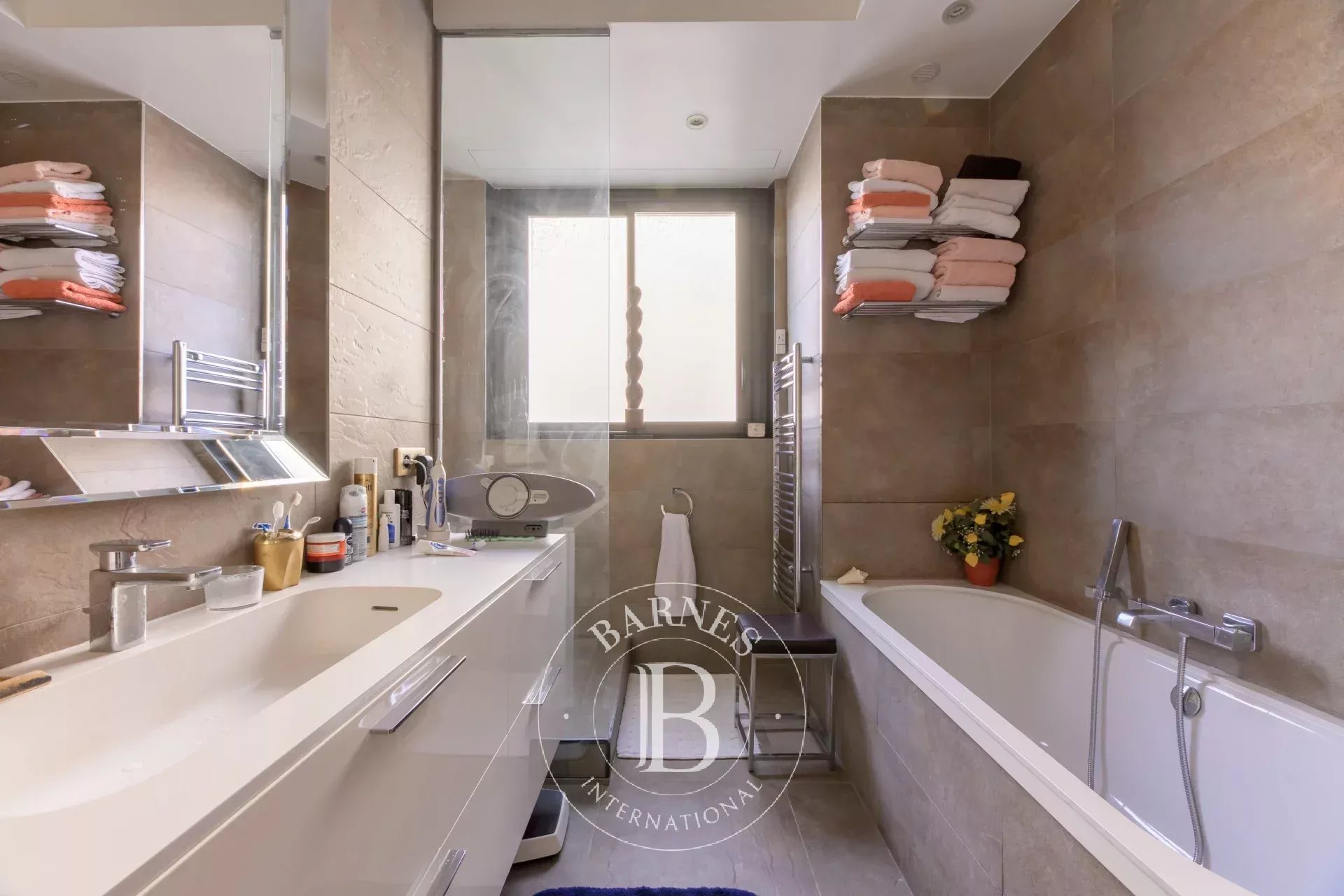 Paris 16 - Avenue Foch - 2 bedrooms - Terrace and unobstructed view - picture 10