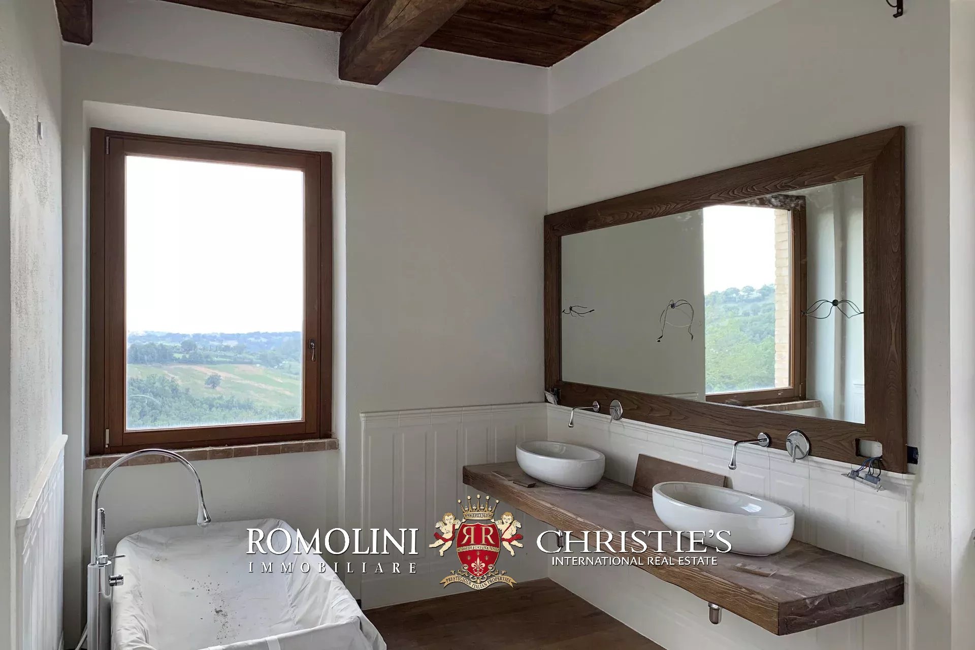8 Bedroom Vineyard's Image 18