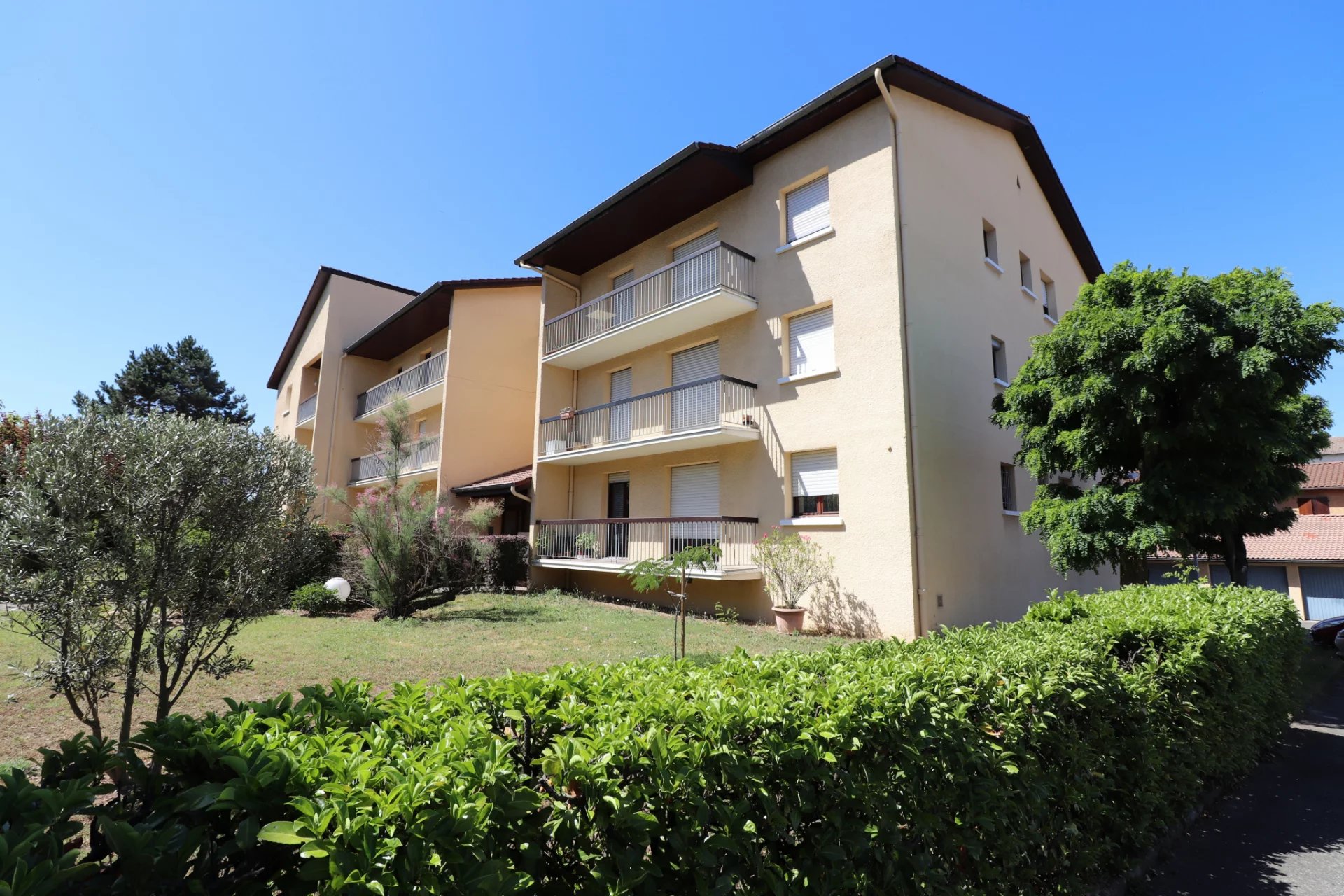 Roussillon proche lycée à pied, T2 avec balcon, garage et ca