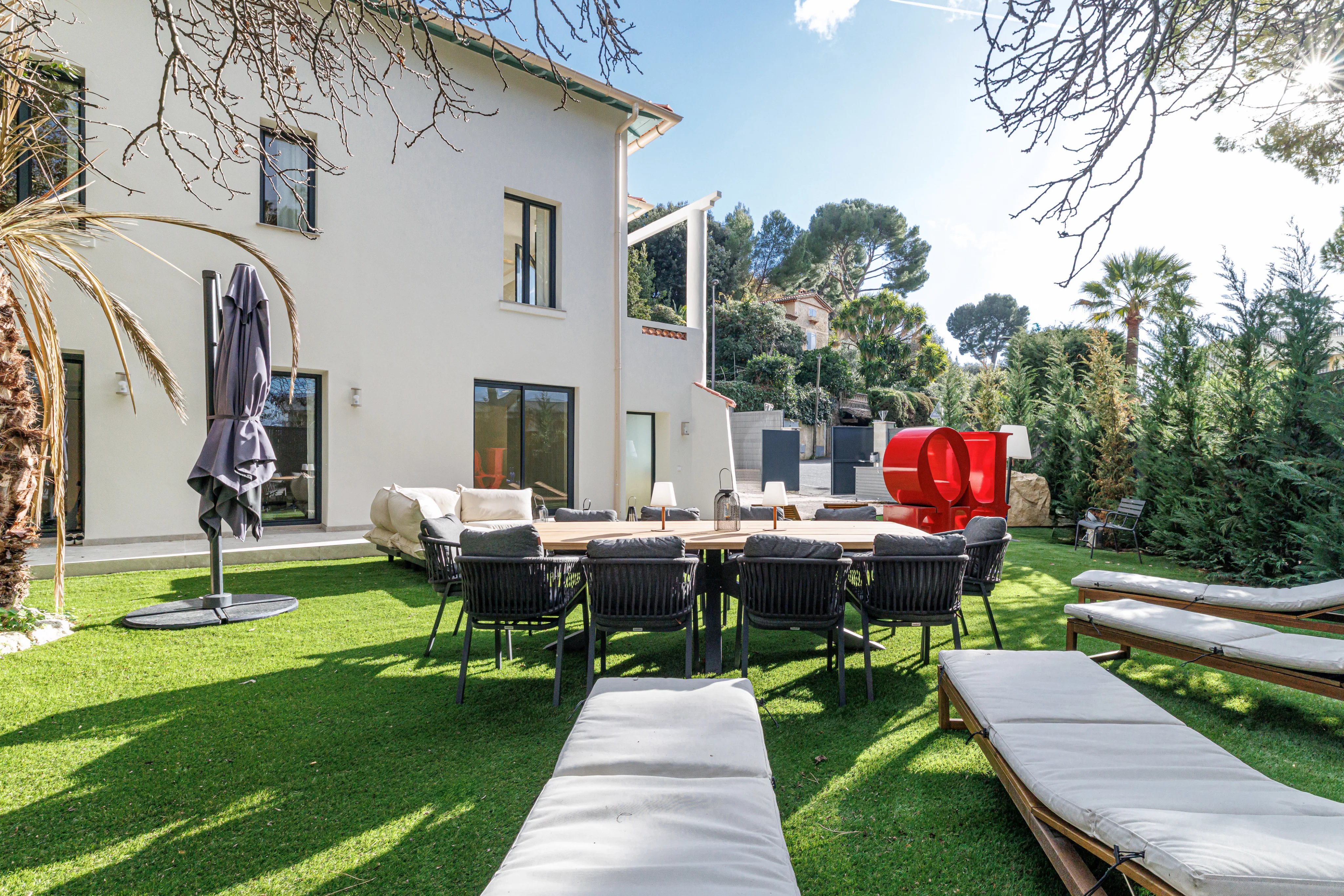 Villa contemporaine rénovée avec piscine intérieure