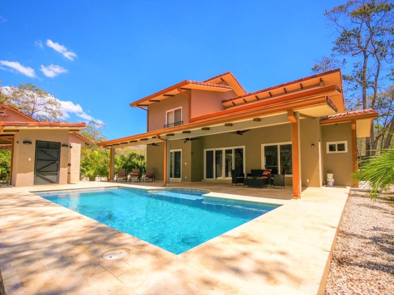 2 beautiful houses with a pool, ideal for vacationing or renting