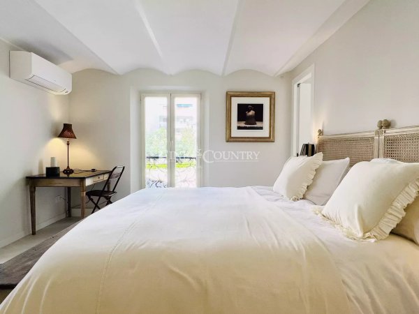 Luxury 3-Bedroom Bourgeois Apartment for Sale in Cannes Banane — photo 2