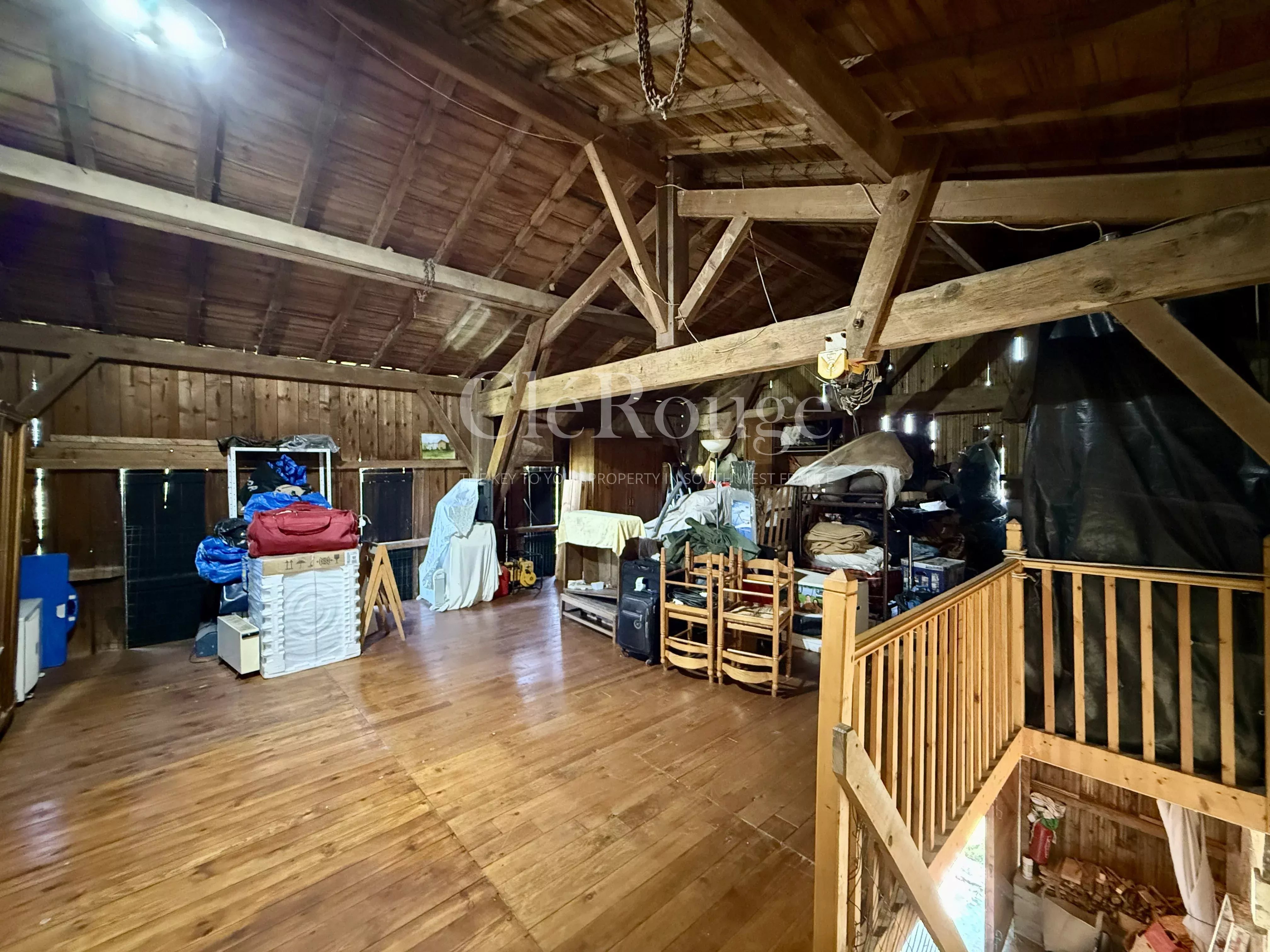Beautiful property consisting of three houses, barns and swimming pool, just 50 minutes from Bordeaux