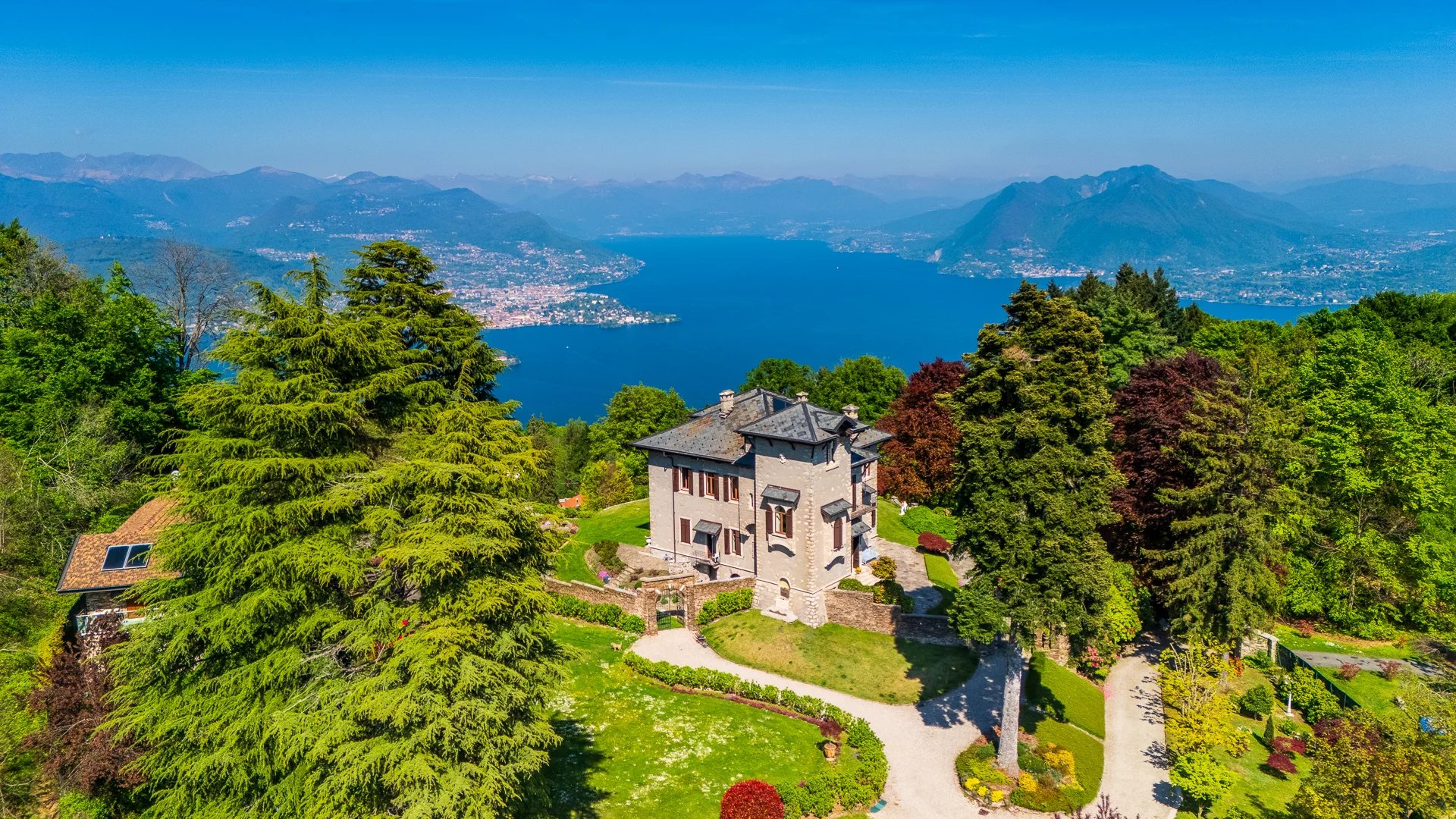 Villa panoramica d’epoca con parco privato e vista lago a Stresa