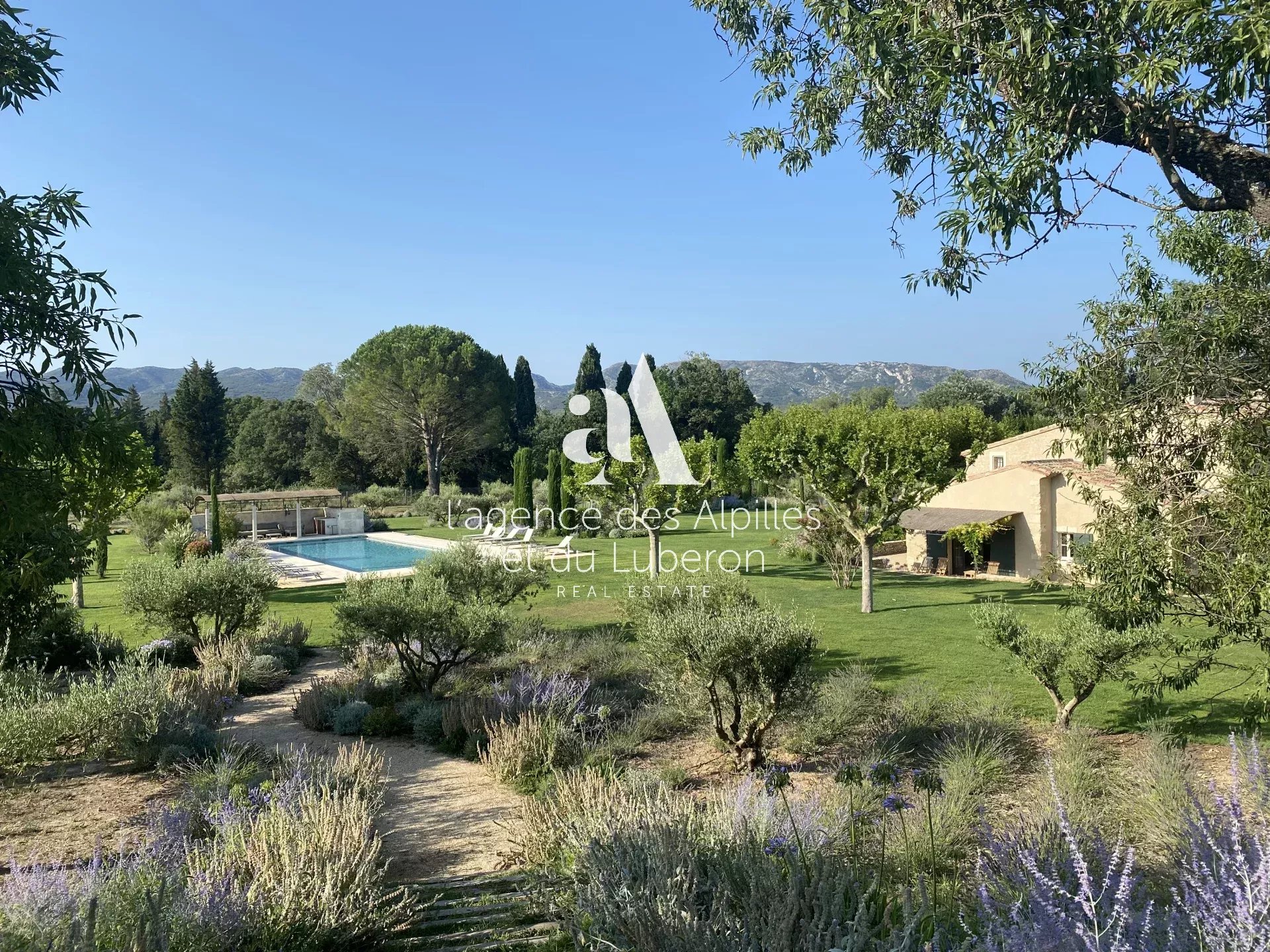 LE MAS DU LAC - EYGALIÈRES - ALPILLES - 5/6 CHAMBRES - 10/12 PERSONNES