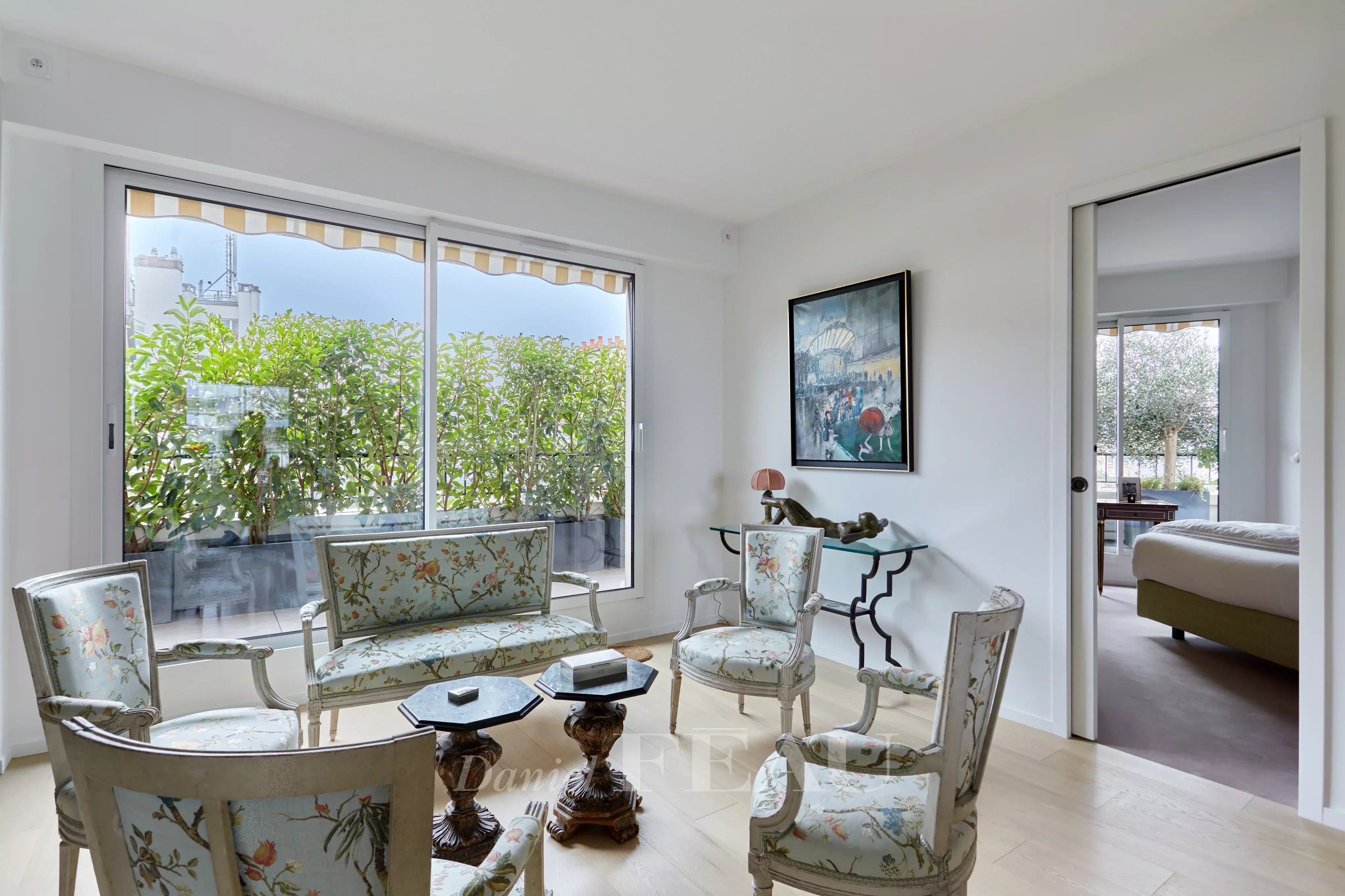 Paris 16th District –  A superb pied a terre - Open views