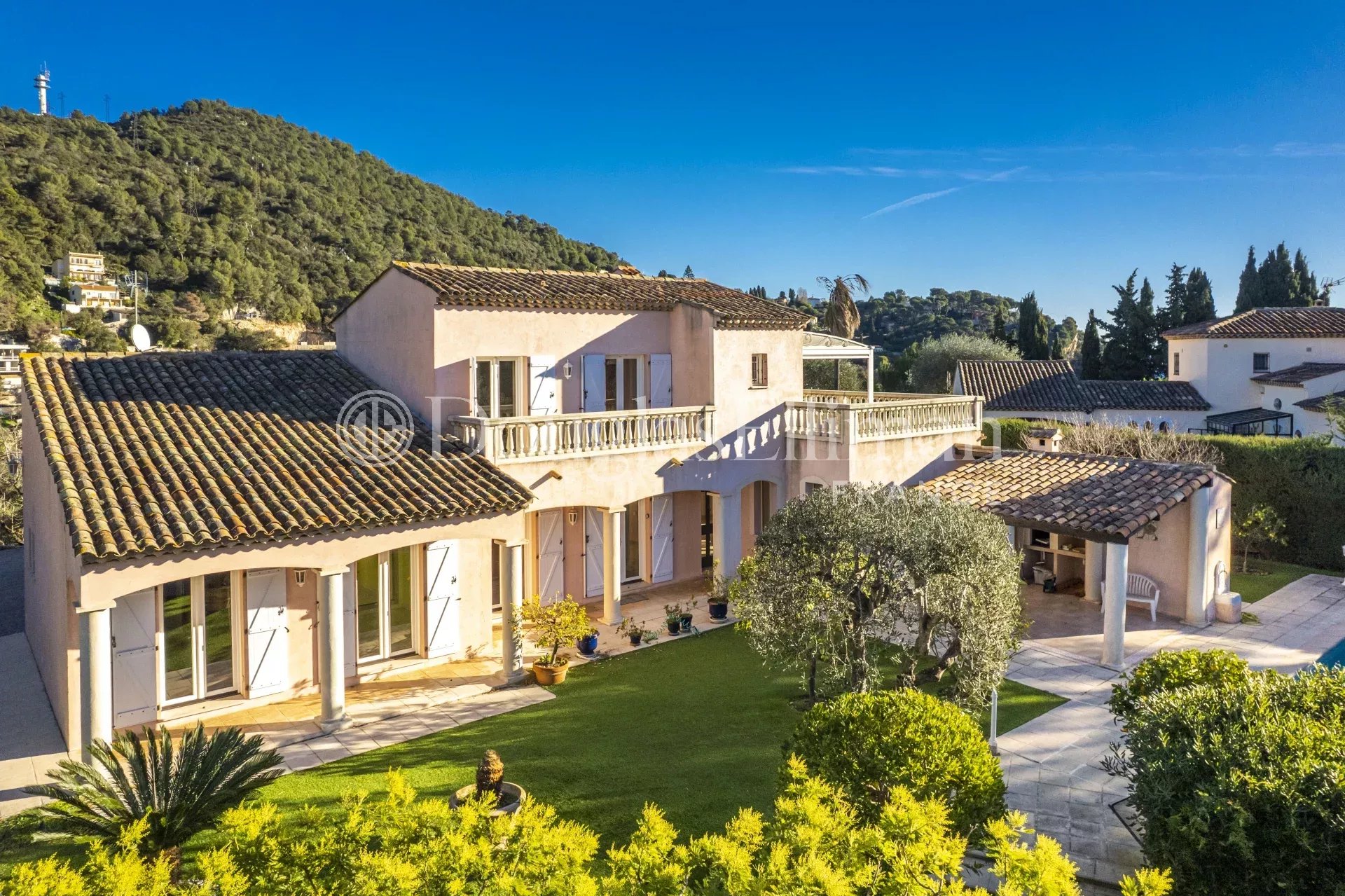 VILLEFRANCHE SUR MER -  Maison de charme avec piscine dans domaine privé