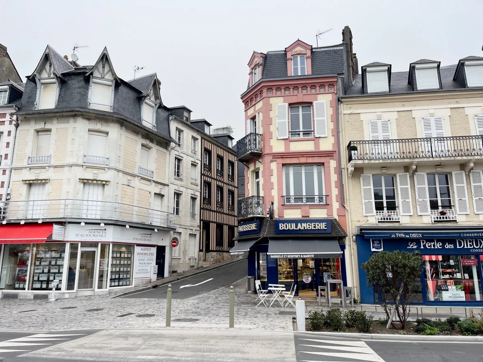 TROUVILLE  DEUX PIECES entre QUAI et PORT