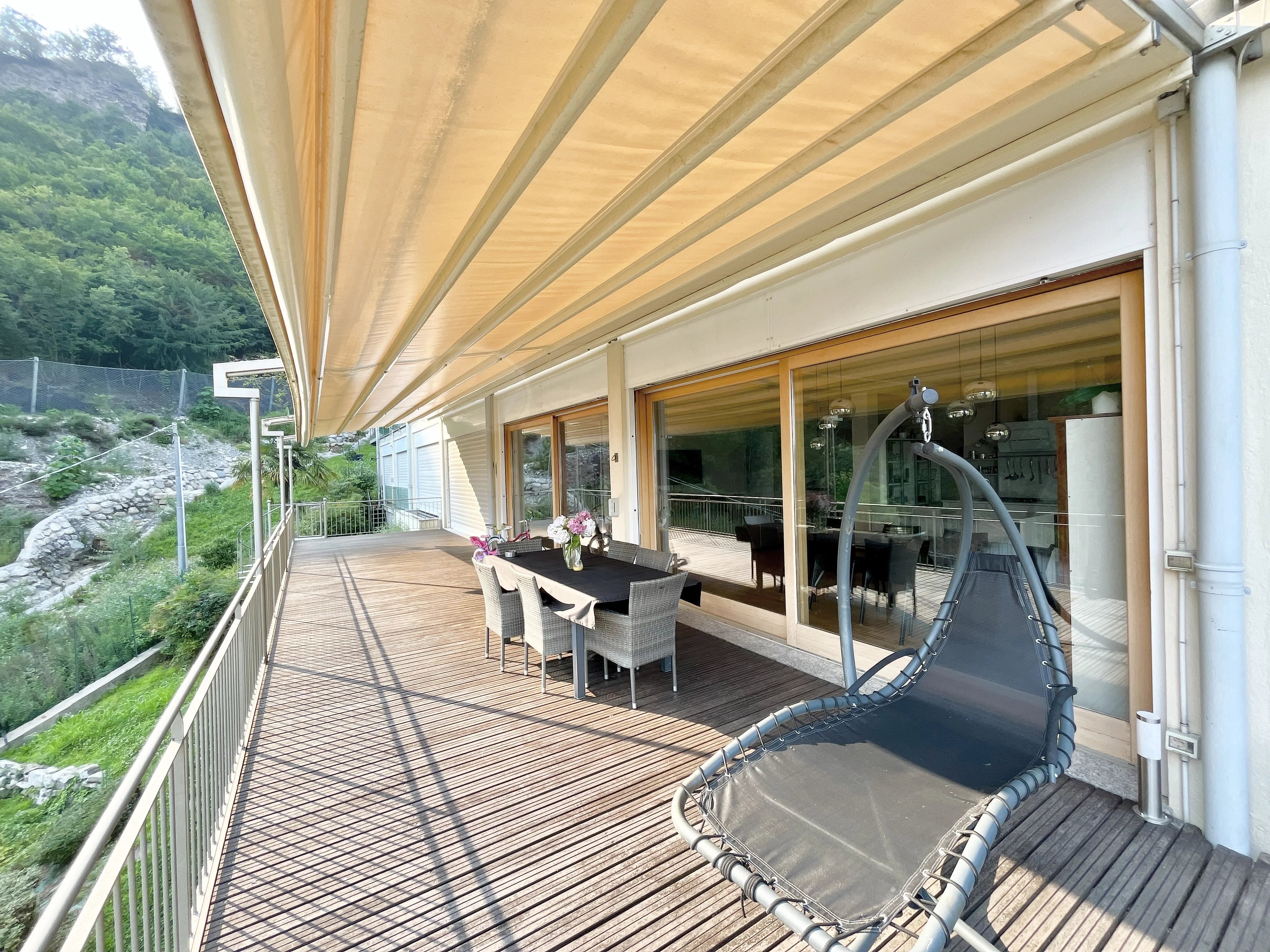 Appartement avec Plafonds Hauts, Baies Vitrées Panoramiques et Jardin Privé au Cœur de Cernobbio - picture 6 title=