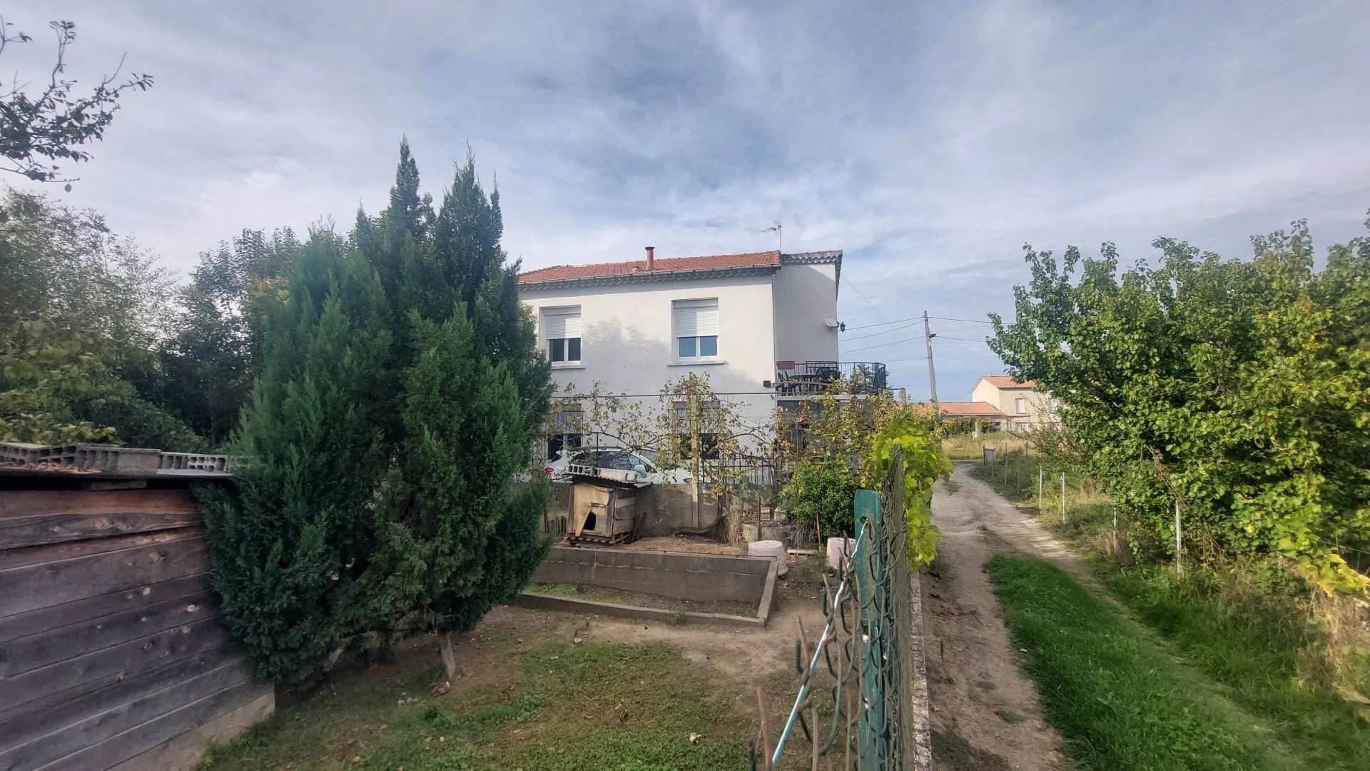 Maison en pierre sur 2 niveaux avec garages et puits