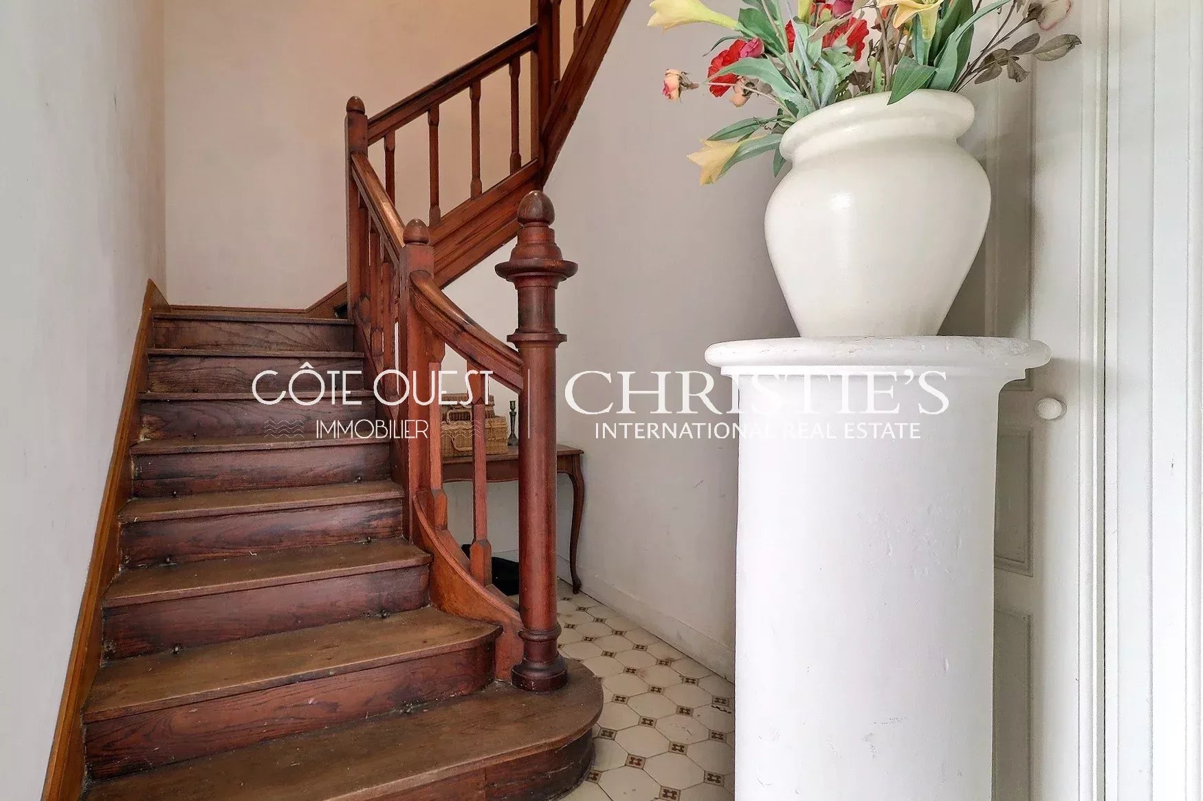 6 Bedroom Villa/Townhouse's Image 8