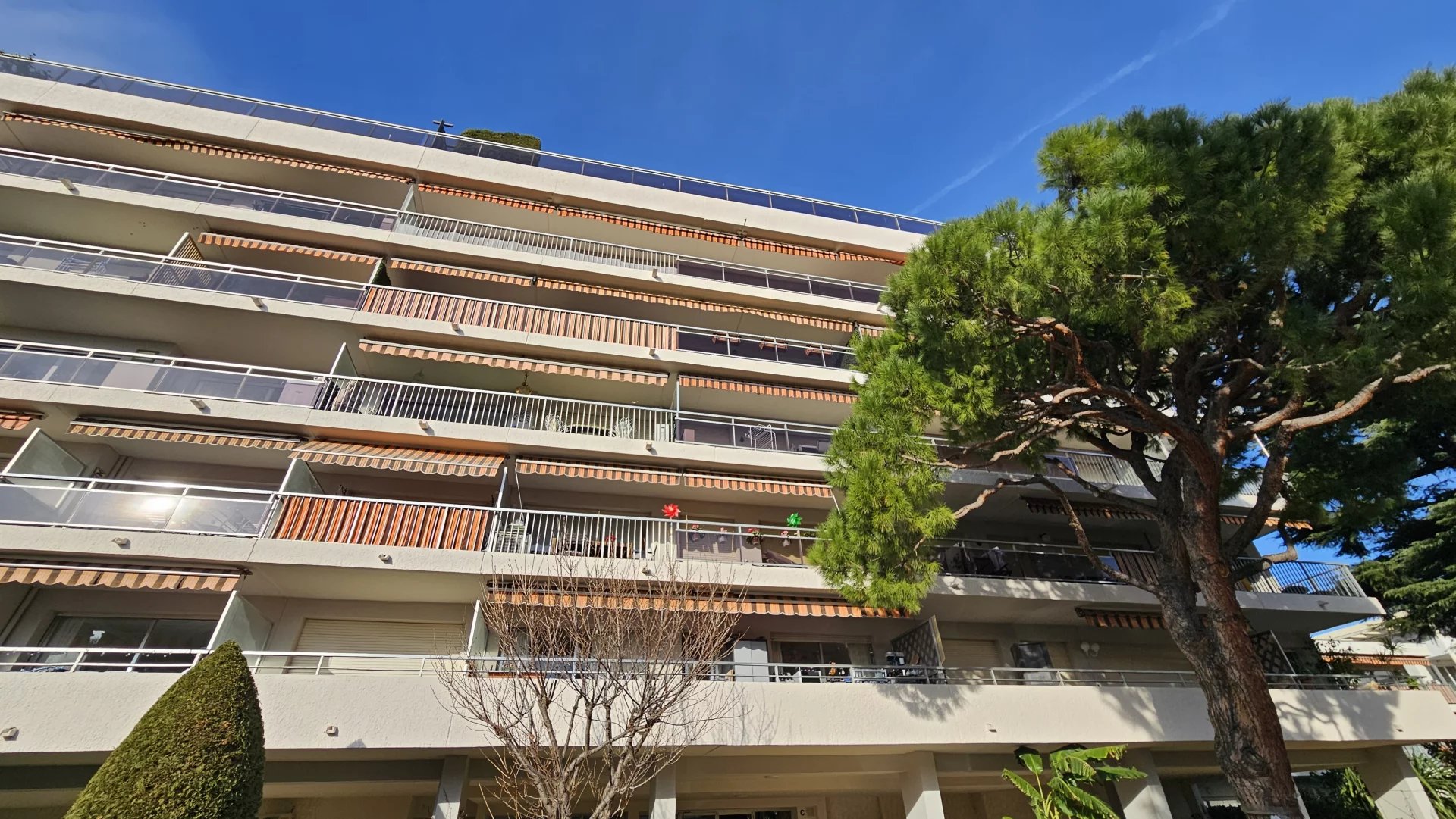 SAINT LAURENT DU VAR - LES  VESPINS- A DEUX PAS DE LA MER- TERRASSE - STANDING - CALME