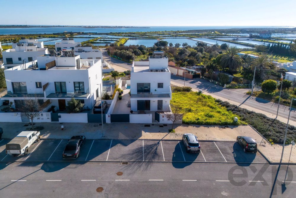 Moradia T3 com Piscina, Terraços e Vista Ria Formosa | Aldeia de Marim – Olhão