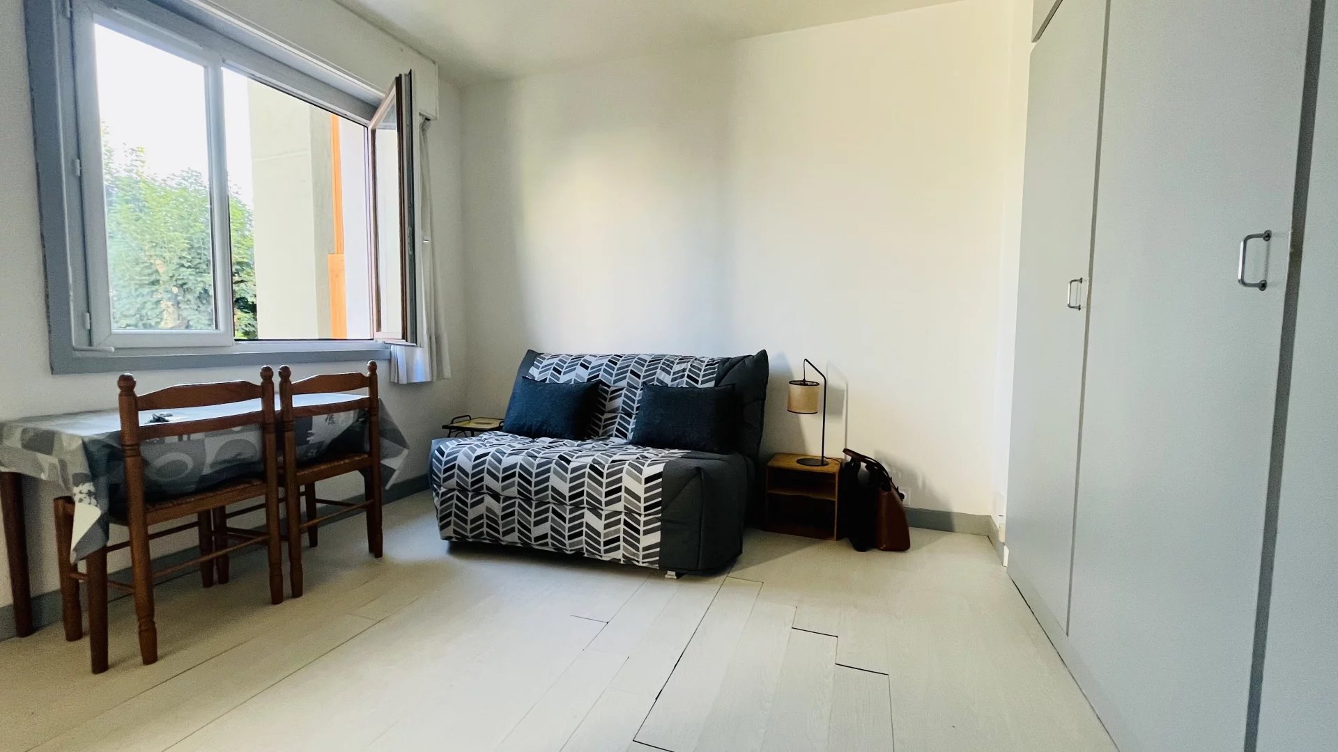 Studio meublé, chauffage compris.