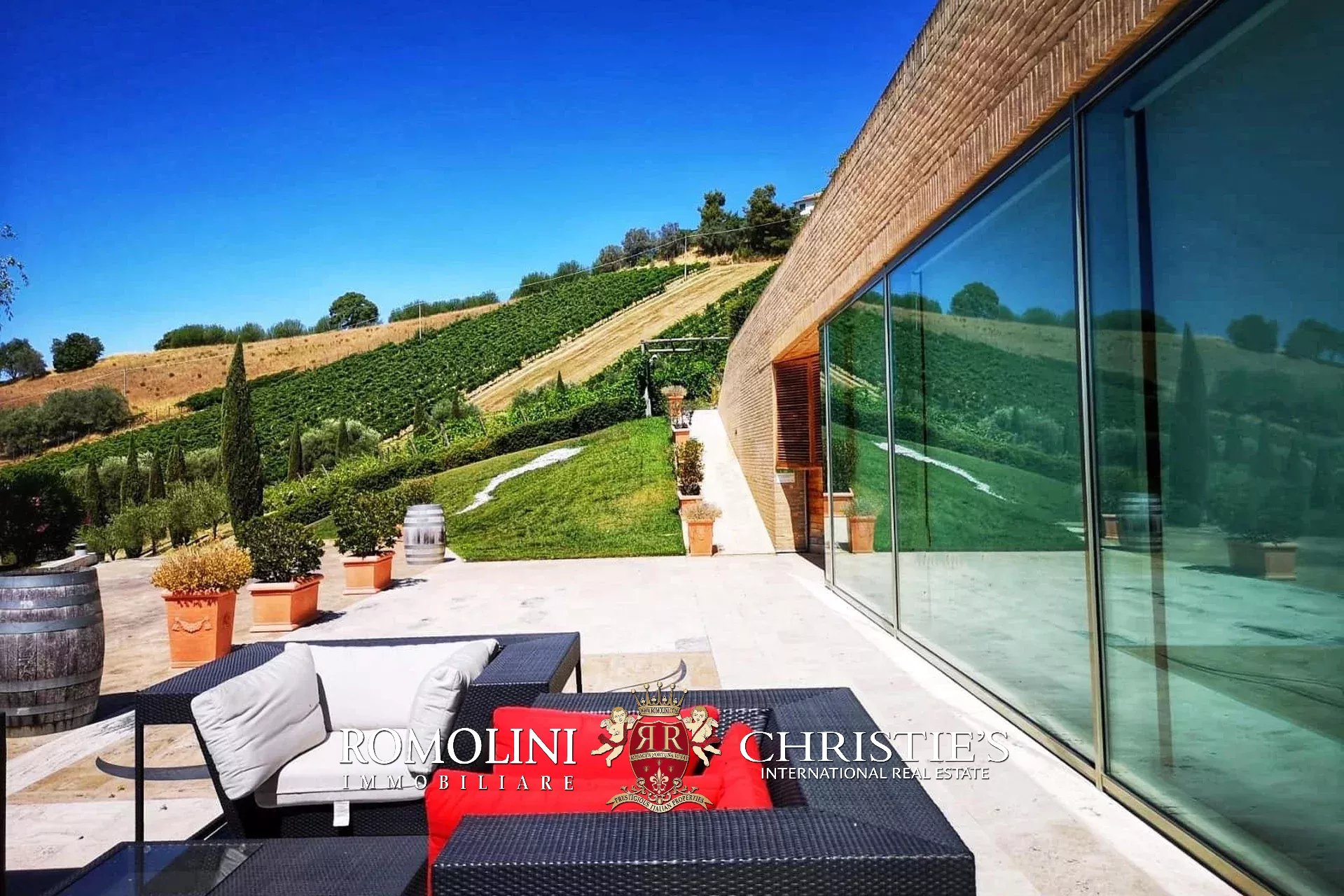 6 Bedroom Vineyard's Image 11