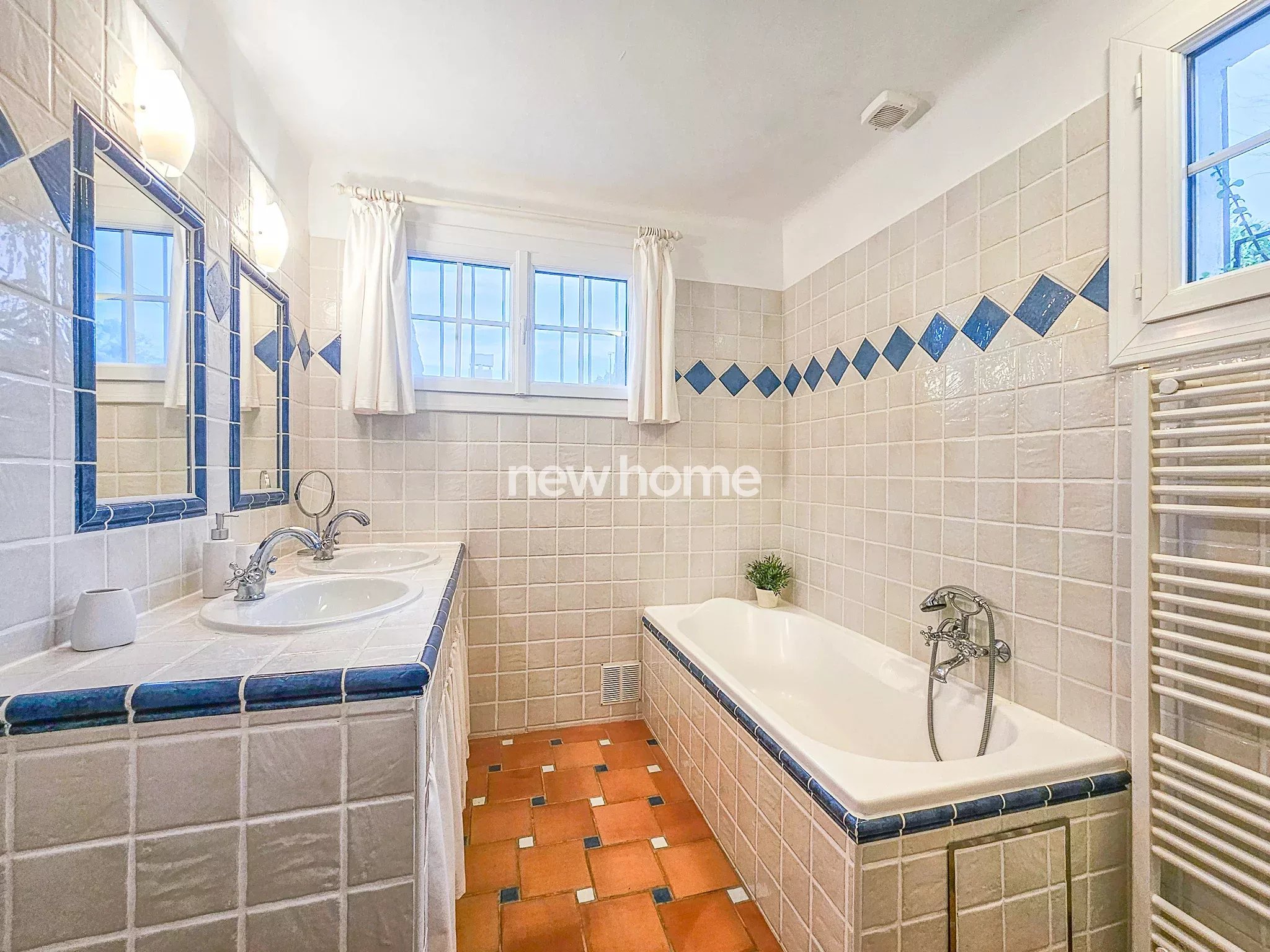 Vue panoramique exceptionnelle et à pied du village