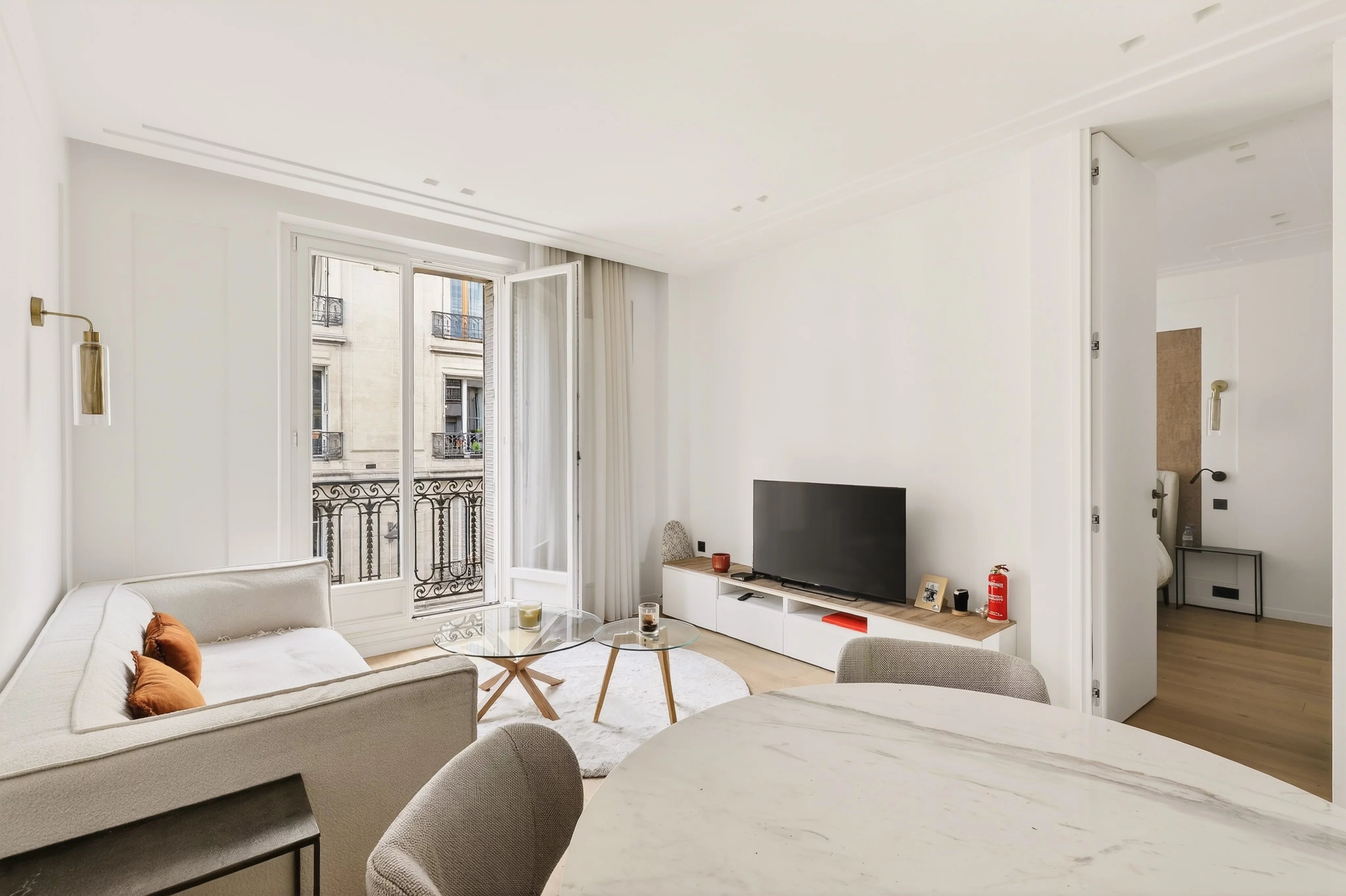 Batignolles– Beautiful renovated crossing apartment