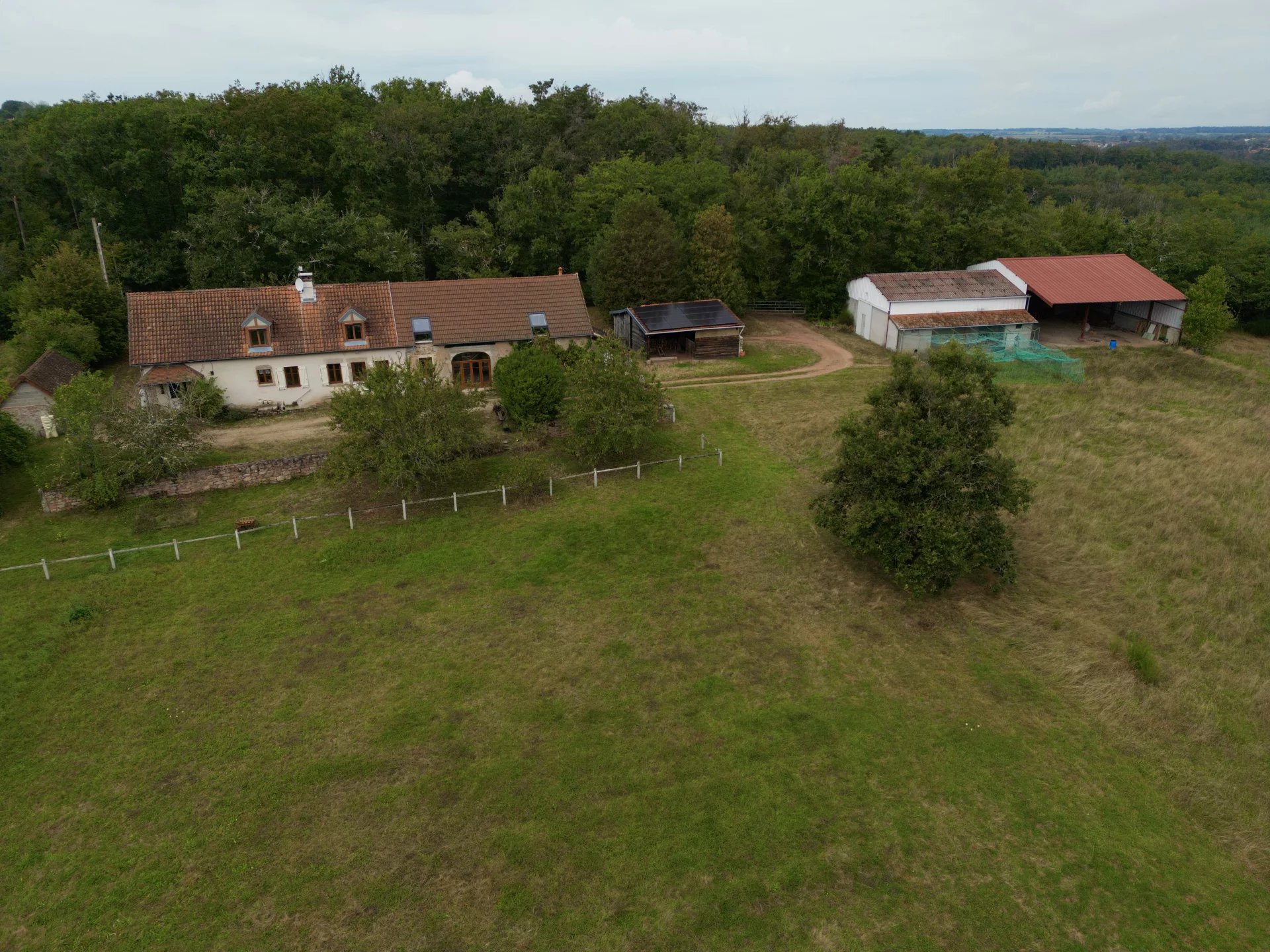 En exclusivité, ancienne ferme rénovée avec plus de 2 hectares de terrain