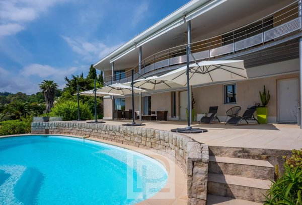 MOUGINS - Contemporary house with commanding view — photo 2