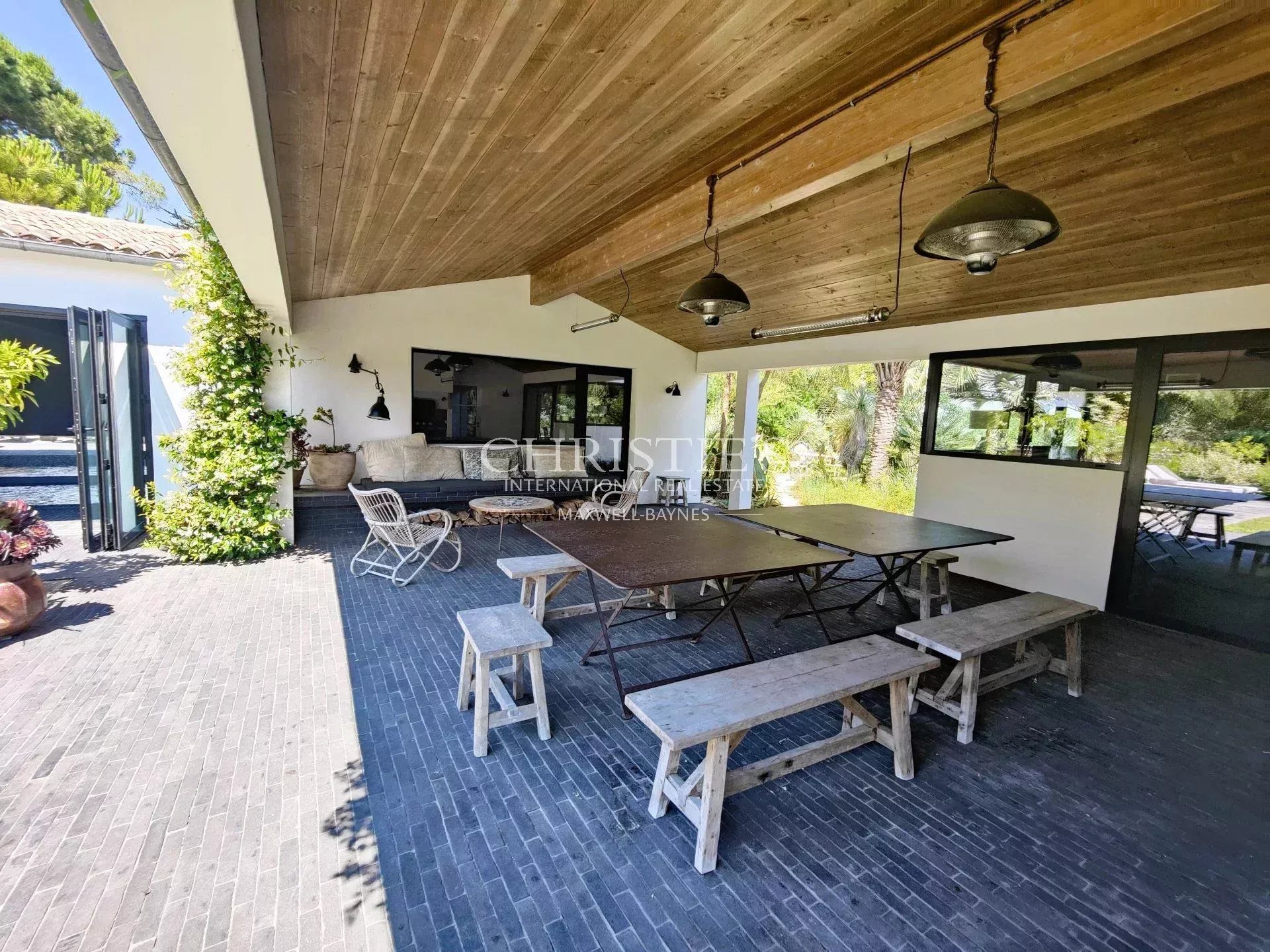 6 Bedroom Villa/Townhouse's Image 3