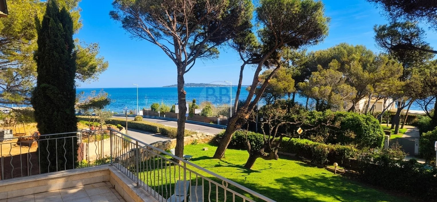 A VENDRE GRIMAUD 2 Pièces avec belle terrasse ; plage à pied