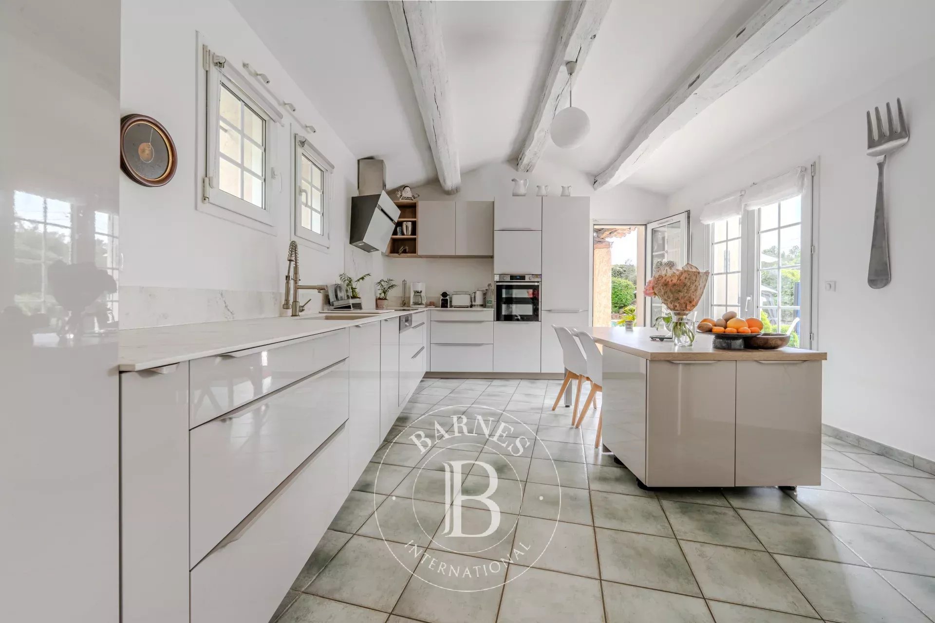 AIX EN PROVENCE NORTH - 15 MINUTES AIX-EN-PROVENCE - HOUSE 200m² - LAND 4000m² - 3 BEDROOMS - ANNEXE - BASEMENT - GARDEN - SWIMMING POOL - SECLUDED