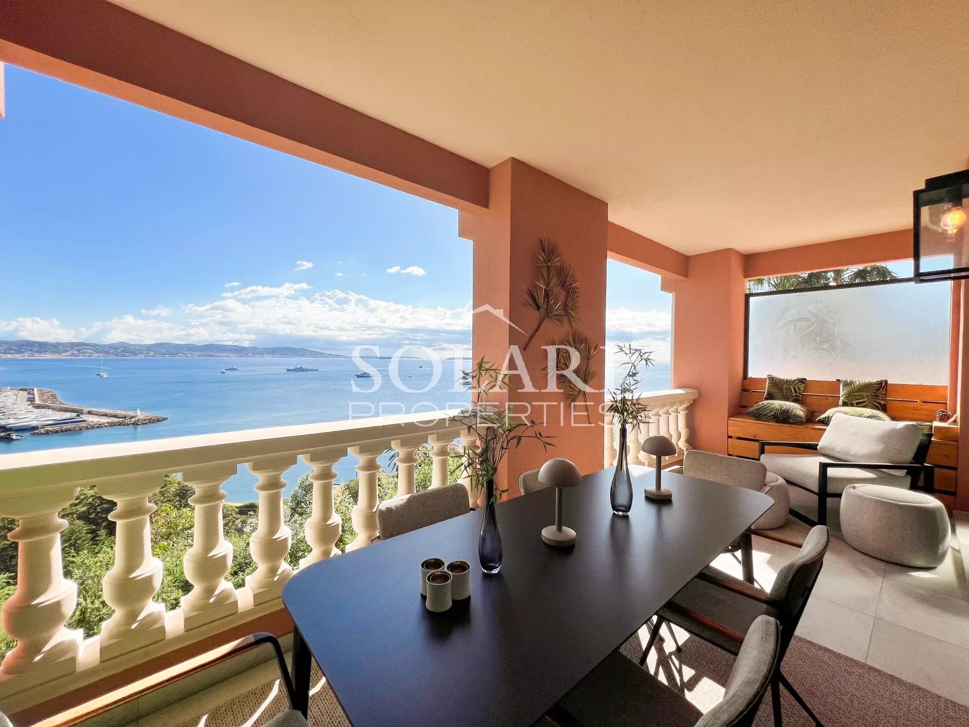 Magnificent 2-room apartment with view of the Cannes bay in Theoule