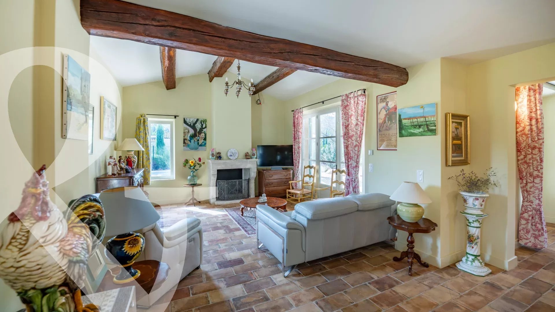 A QUELQUES MINUTES A PIED DU VILLAGE