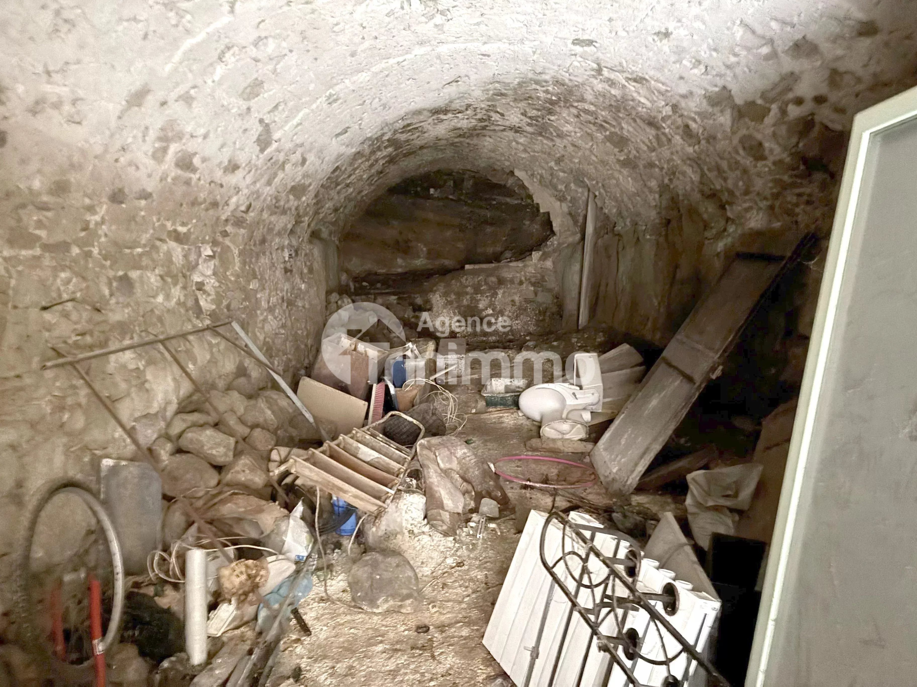 Vente Contes CAVE 110 M²