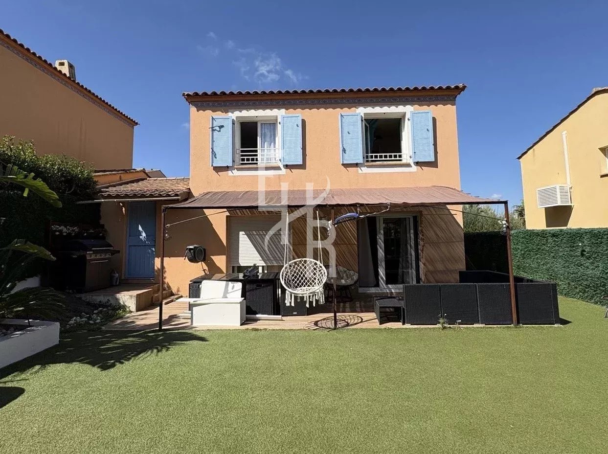 Villa in ruhiger Lage in einer privaten Domaine