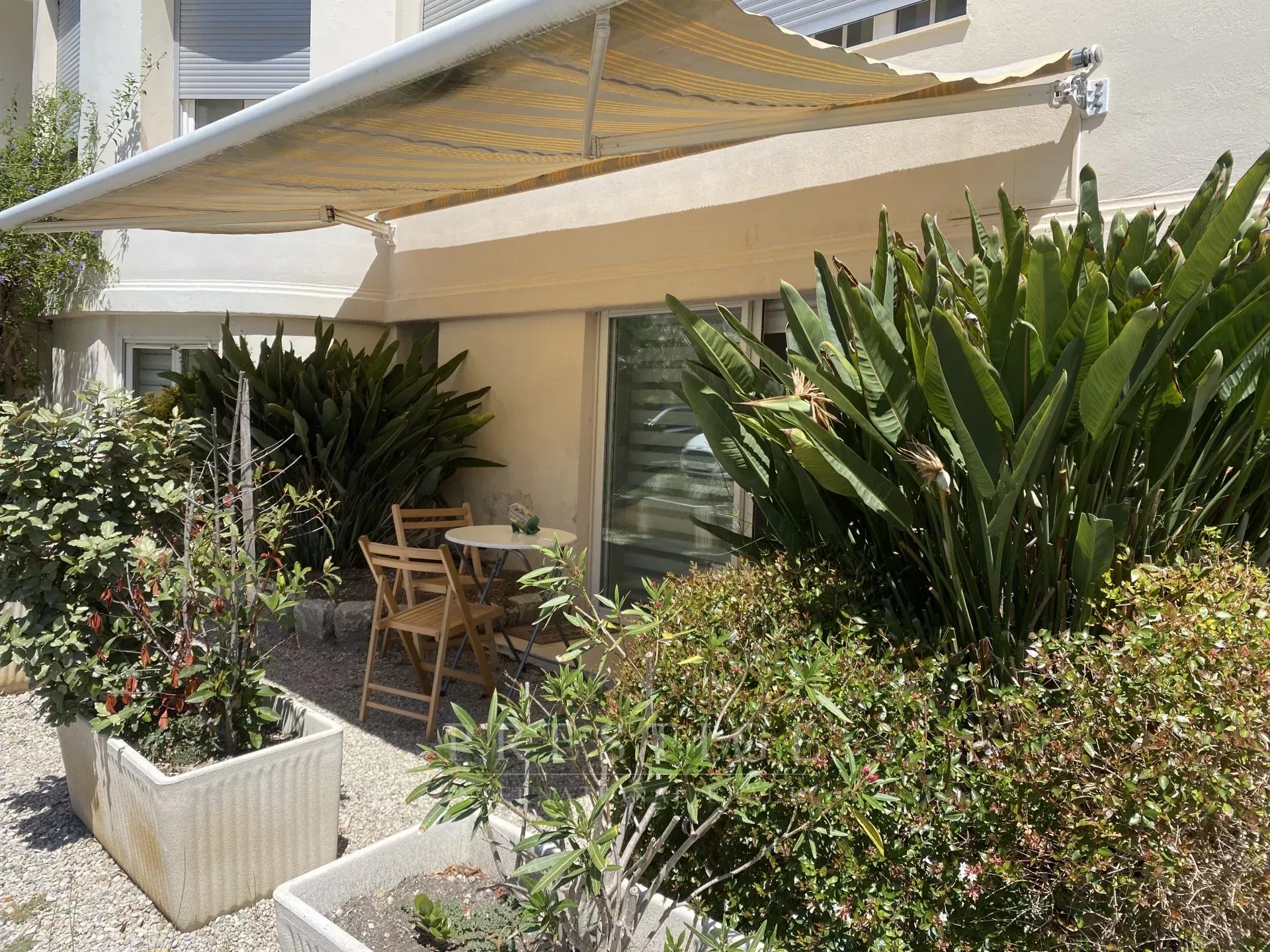 Juan les pins, 2 pièces, jardinet et parkings collectifs