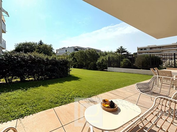 Within a recent residence – Close to all everyday amenities – Three bedroom apartment with a private garden — photo 4
