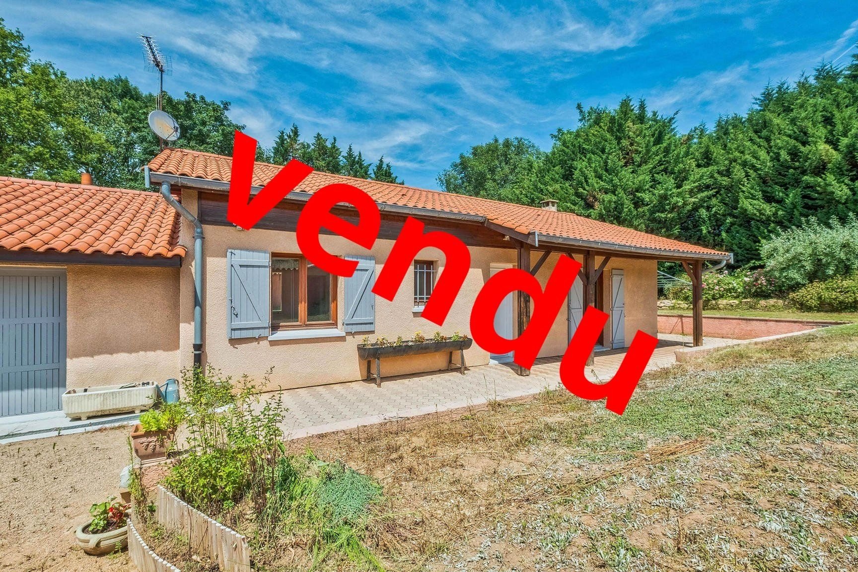 Villa de plain pied avec beau jardin, hors lotisse