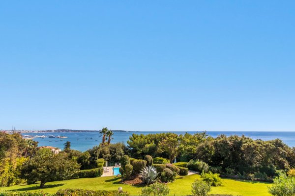 Golfe-Juan – Panoramic sea view – 4 rooms with large garden — photo 2