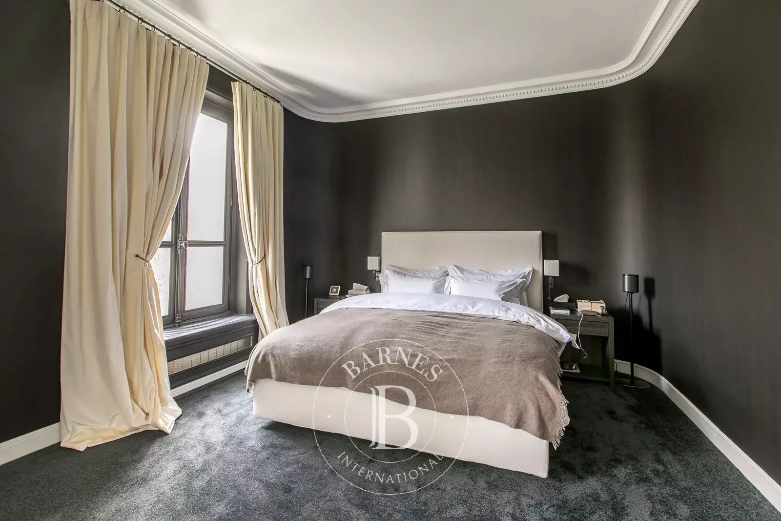 Paris 16 - Private road - Townhouse with garden - 5 bedrooms - picture 9 title=