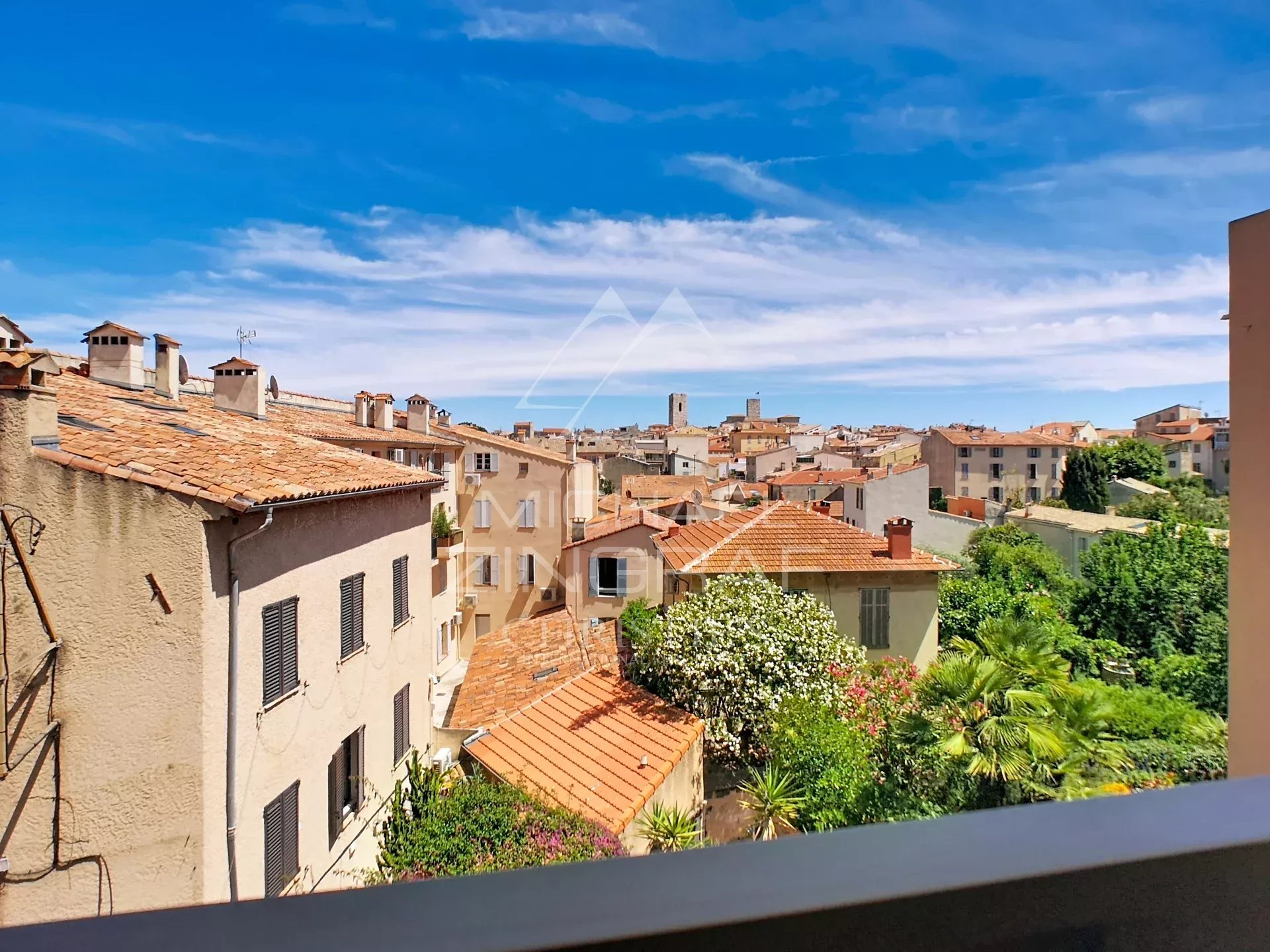 EXCLUSIVITÉ – VIEIL ANTIBES entre le port vauban et les remparts.