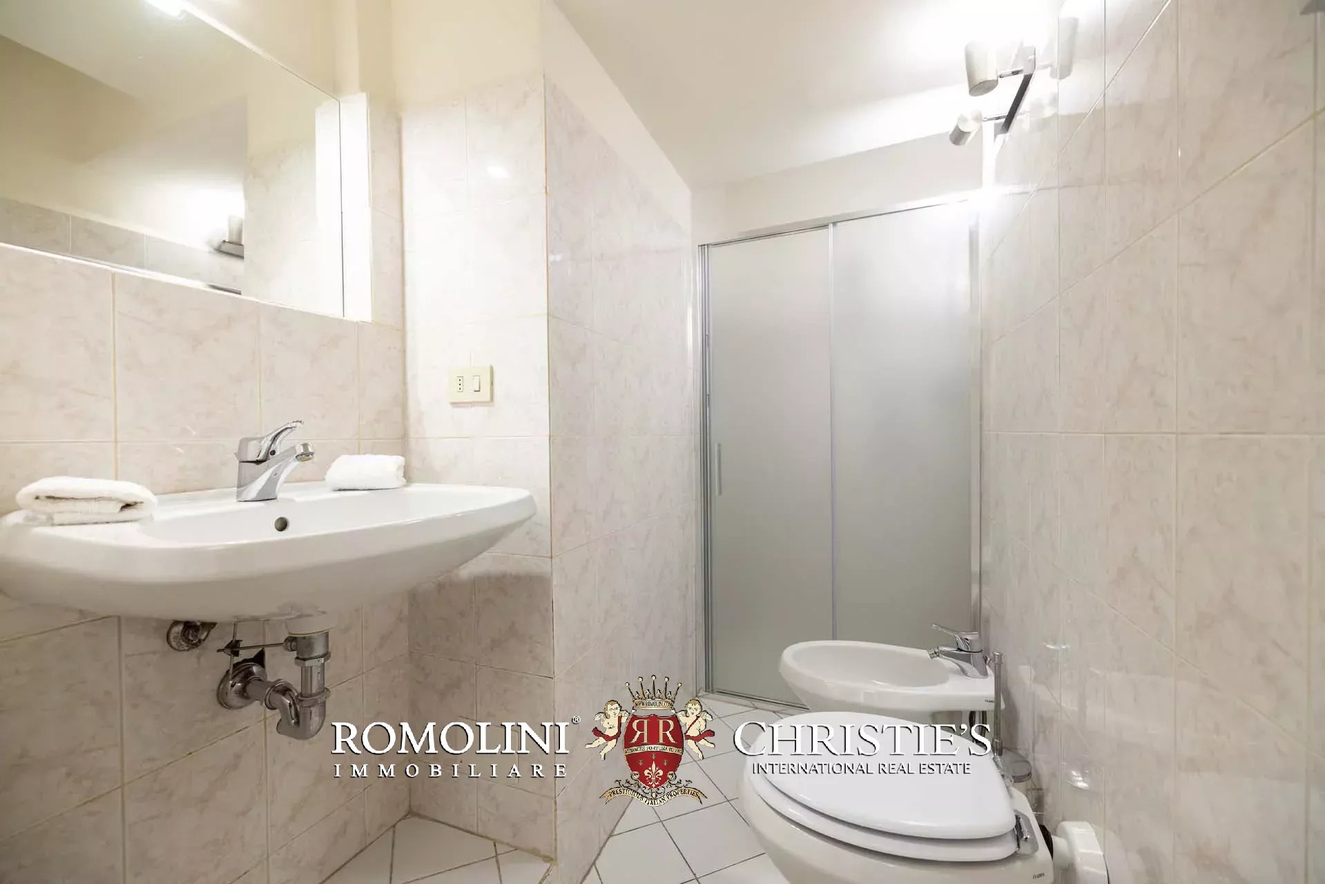 PRACHTVOLLER RESTAURIERTER PALAZZO MIT BLICK AUF DAS HISTORISCHE ZENTRUM VON FLORENZ ZU VERKAUFEN