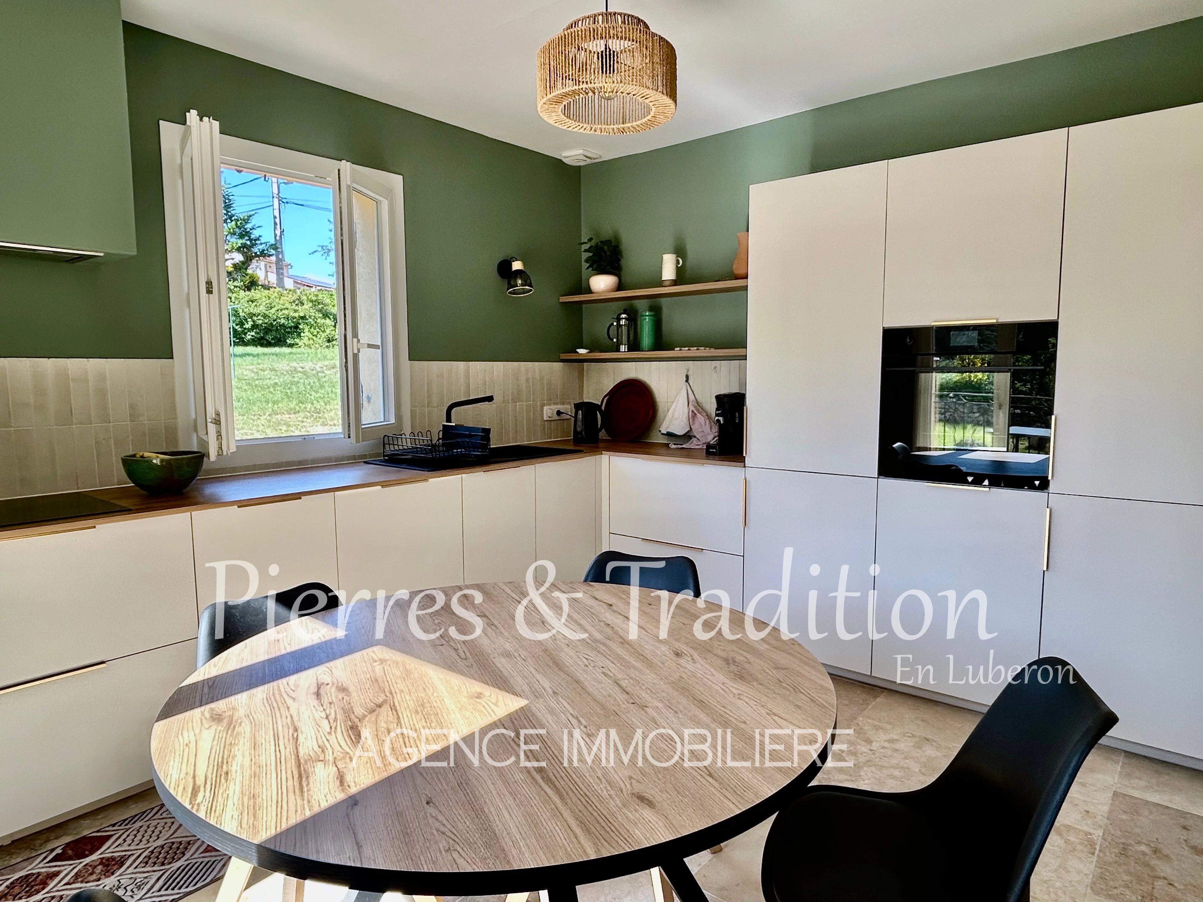 Reillanne, charming, comfortable vacation home with magnificent view