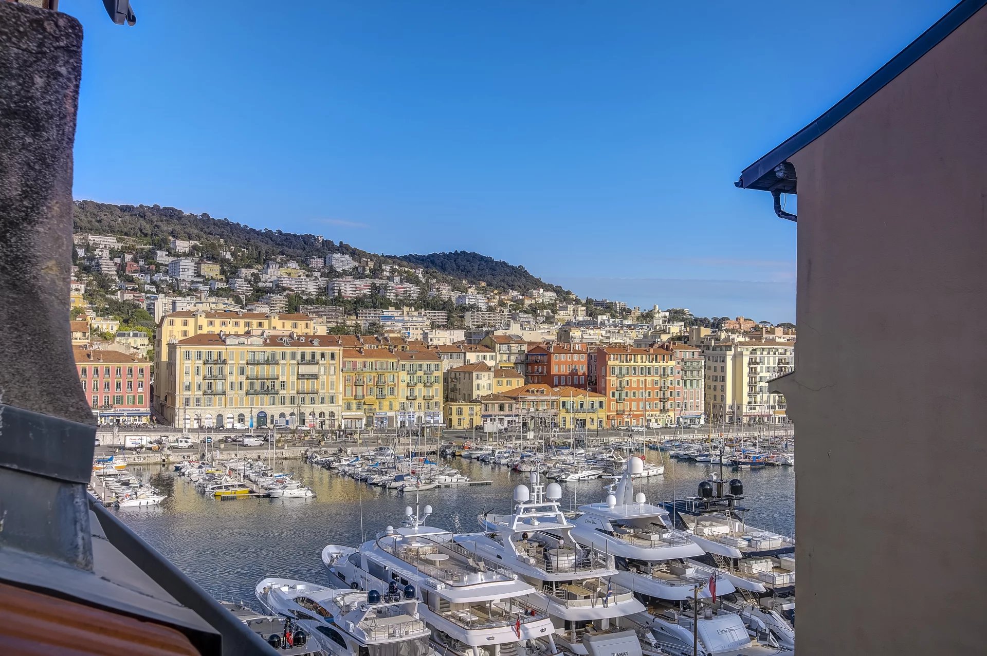 NICE / LE PORT : studio dernier étage avec ascenseur