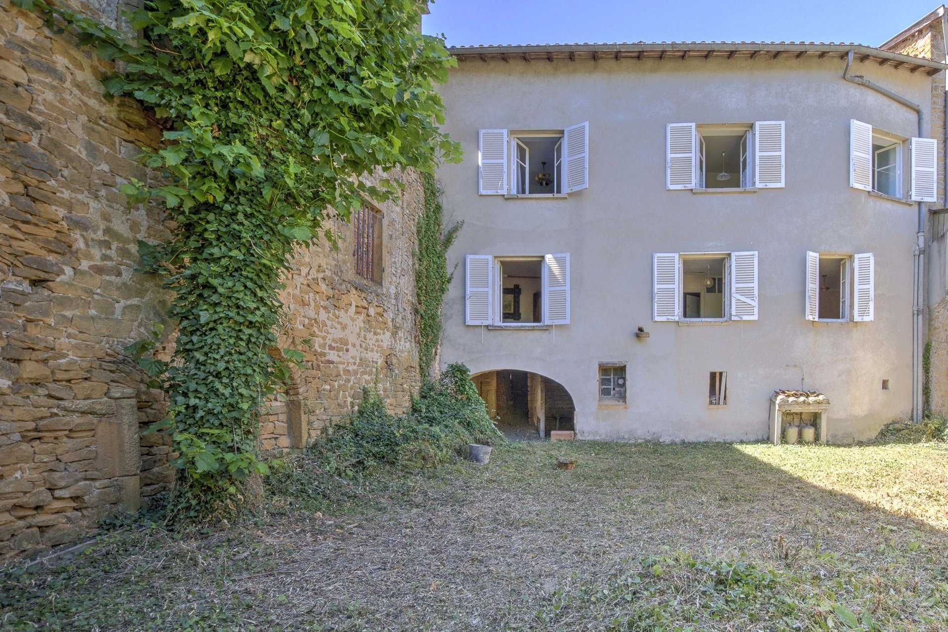 Maison de village en pierres dorées, avec jardin