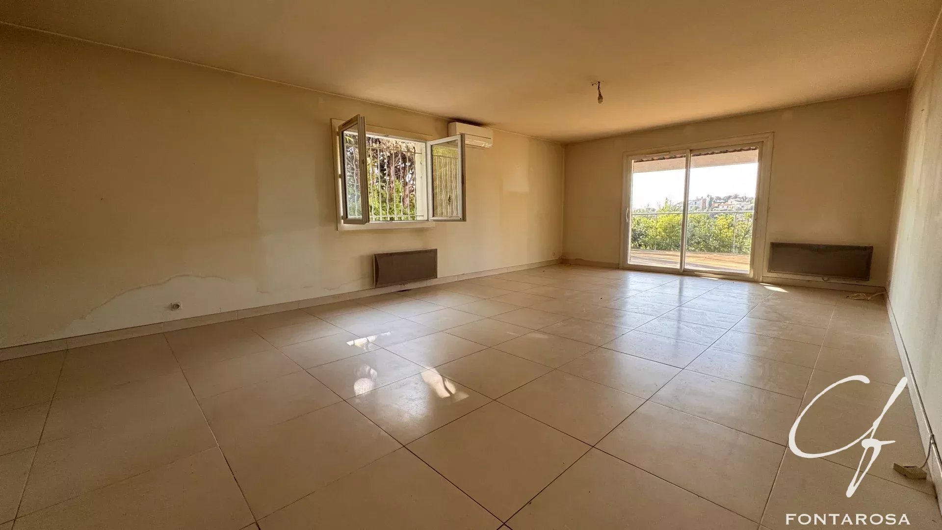 Maison à rénover avec vue mer et piscine à Saint-Aygulf