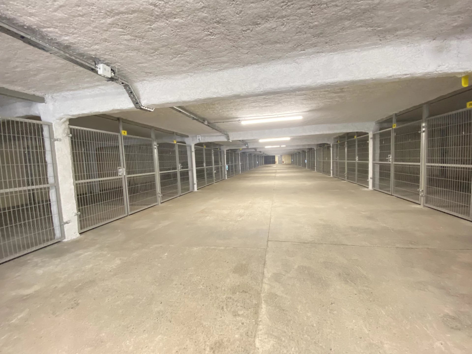 03200 VICHY -GARAGE FERMÉ-*Exclusivité*-