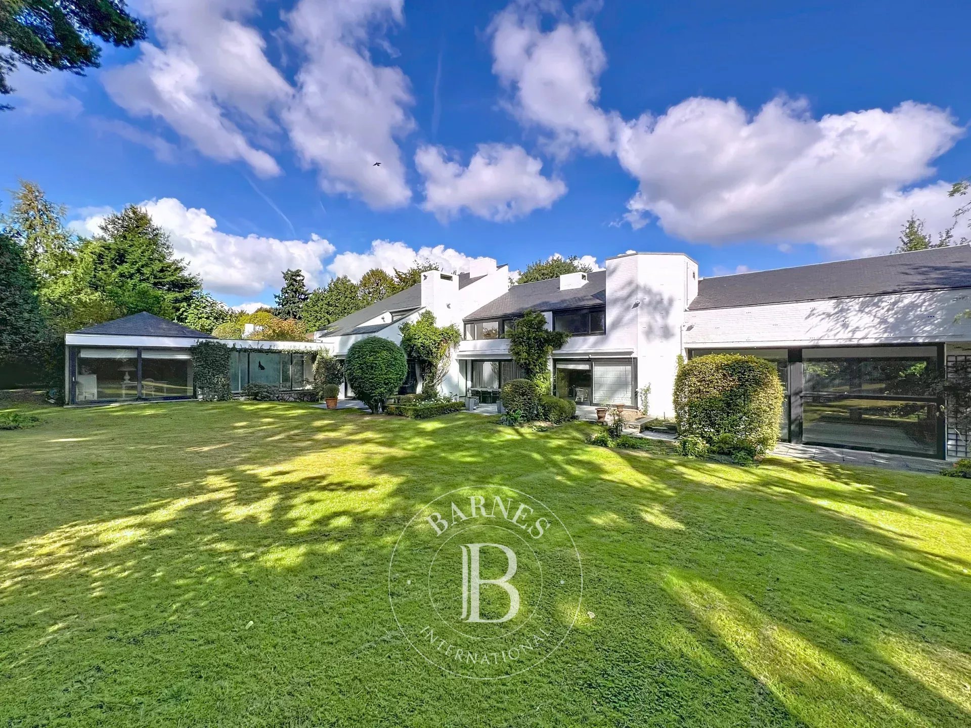 Uccle - Sublime villa Corbiau sur un beau terrain arboré